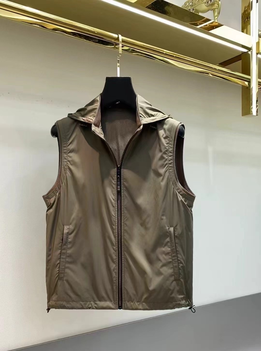 NO:119119,【Jenia】Simple spring. Vest, jacket, windbreaker, noble high-level order, high-standard customization, very stylish, classic and versatile, customer-supplied hardware, each with a unique logo, any fashion can be matched in winter, a true top order, the style is also very good, slim fit style, highly recommended. 140 catties wear L, maximum wear about 190 catties. It is recommended to report height and weight code. M-3XL.,,zegna, jackets & coats,alexander wang19860909【 杰尼亚】春季简约.马甲 夹克 风衣贵族高级别要求订单 高标准定制　上身非常有型 经典百搭 客供五金 每颗都有独特logo 冬季任何时装都可以搭配　真正的顶级订单 版型上也是非常的好 修身版型 强烈推荐. 140斤穿L 最大穿190斤左右 .建 议报身高体重配码 .M-3XL.,,zegna,jackets & coats,alexander wang,Men's clothing