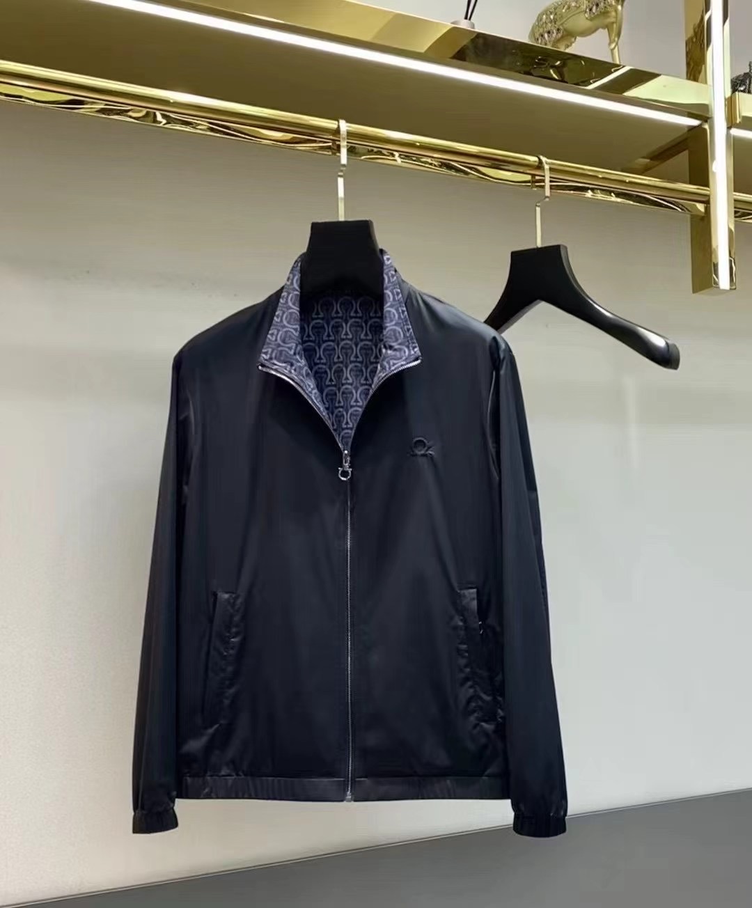 NO:119131,【Ferragamo】Spring simple. Double-sided jackets and windbreakers are high-level orders. High-standard customization. The upper body is very stylish. Classic and versatile. Customer-supplied hardware. Each has a unique logo. Any fashion can be matched in winter. Real top-level order. The style is also very good. Slim fit. Highly recommended. 140 catties. Wearing for L. The maximum wear is about 190 catties. It is recommended to report height and weight. M-3XL., ferragamo, jackets & coats, alexander wang19860909【 菲拉格慕】春季简约.双面穿 夹克 风衣贵族高级别要求订单 高标准定制　上身非常有型 经典百搭 客供五金 每颗都有独特logo 冬季任何时装都可以搭配　真正的顶级订单 版型上也是非常的好 修身版型 强烈推荐. 140斤穿L 最大穿190斤左右 .建 议报身高体重配码 .M-3XL.,,ferragamo,jackets & coats,alexander wang,Men's clothing