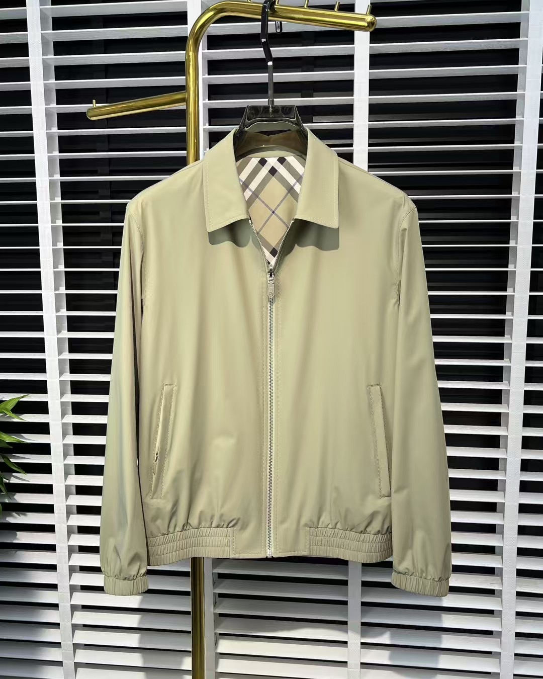 NO:124230,【Burberry】Simple spring. Double-sided jackets, windbreakers, nobles high-level orders, high-standard customization, very stylish, classic and versatile, customer-supplied hardware, each with a unique logo, any fashion can be matched in winter, a true top-level order, the style is also very good, slim fit, highly recommended. 175 140 catties, wear L, maximum wear about 190 catties. It is recommended to report height and weight code. M-3XL.,,burberry, jackets & coats,alexander wang19860909【 巴宝莉】春季简约.双面穿 夹克 风衣贵族高级别要求订单 高标准定制　上身非常有型 经典百搭 客供五金 每颗都有独特logo 冬季任何时装都可以搭配　真正的顶级订单 版型上也是非常的好 修身版型 强烈推荐.175 140斤穿L 最大穿190斤左右 .建 议报身高体重配码 .M-3XL.,,burberry,jackets & coats,alexander wang,Men's clothing
