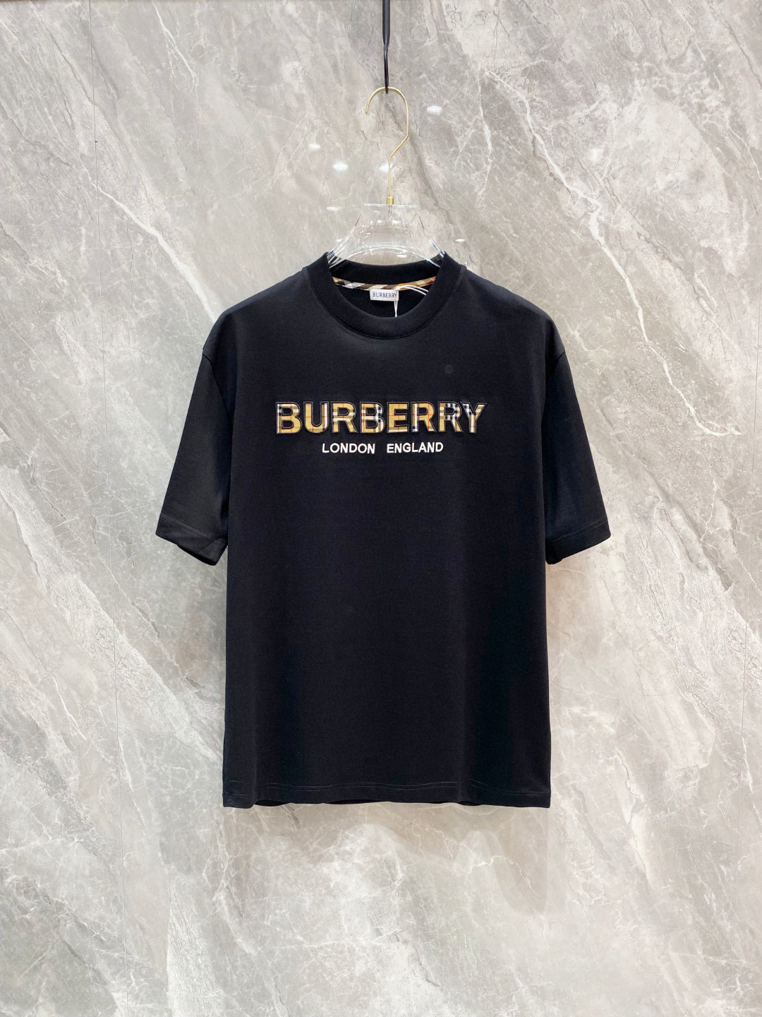 NO:122150,.Burberry's new spring and summer new style first-time counter latest short-sleeved round-neck T-shirt, high-end customization, avant-garde and fashionable design!  Brand logo heavy craft design, high-end customized mercerated cloud cotton fabric, soft feel, comfortable to wear, exquisite counter-level car line, fine workmanship, invincible and handsome upper body effect!  A must-have item for handsome men!  Color black white Number M-3XL AAA4, burberry, T-shirt,tees, t-shirt,alexander wang19860909.巴宝莉 2025春夏新款首发专柜最新款短袖圆领T恤 高端订制 设计前卫时尚！品牌logo重工艺设计 高端定制丝光云朵棉面料.手感柔软.穿着舒适.专柜级别精致车线.做工精细.上身效果无敌帅气！型男必备单品！ 颜色黑色 白色 码数M-3XL AAA4,,burberry,T-shirt,tees，t-shirt,alexander wang,Men's clothing