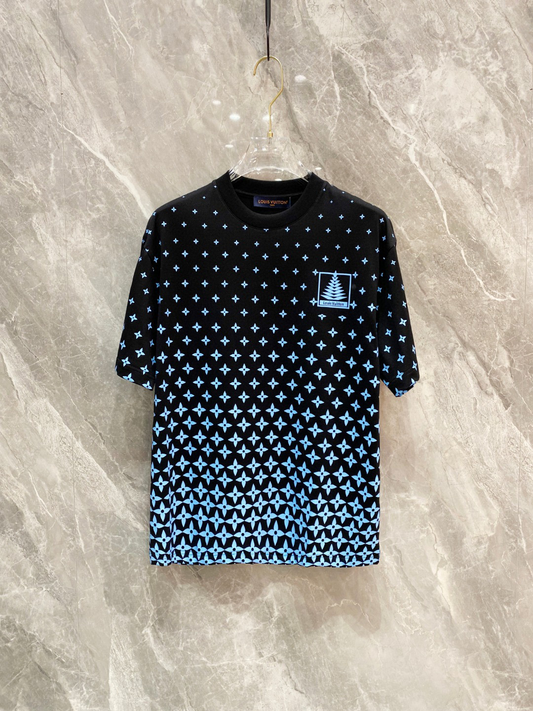 NO:122152,.LV 2025 spring and summer new style first-time counter latest short-sleeved round-neck T-shirt, high-end customization, avant-garde and fashionable design!  Brand logo heavy craft design, high-end customized mercerated cloud cotton fabric, soft feel, comfortable to wear, exquisite counter-level car line, fine workmanship, invincible and handsome upper body effect!  A must-have item for handsome men!  Color black white Number M-3XL AAA4,,louis vuitton,T-shirt,tees,t-shirt,alexander wang19860909.LV 2025春夏新款首发专柜最新款短袖圆领T恤 高端订制 设计前卫时尚！品牌logo重工艺设计 高端定制丝光云朵棉面料.手感柔软.穿着舒适.专柜级别精致车线.做工精细.上身效果无敌帅气！型男必备单品！ 颜色黑色 白色 码数M-3XL AAA4,,louis vuitton,T-shirt,tees，t-shirt,alexander wang,Men's clothing