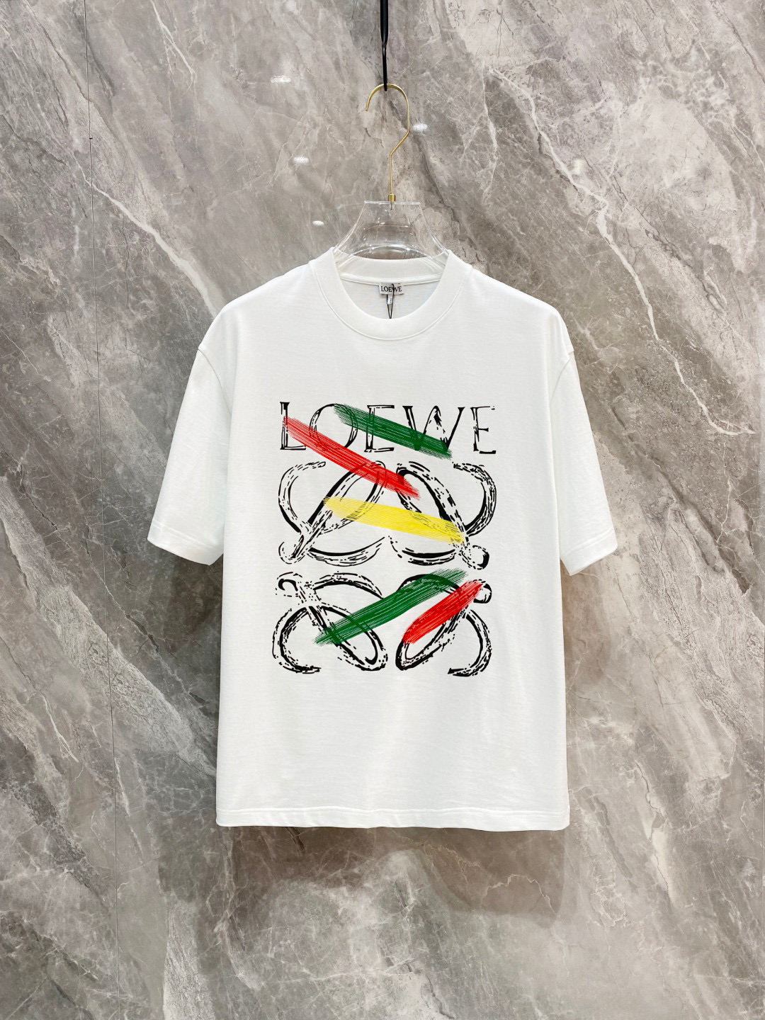 NO:122154,.Luo Yiwei 2025 spring and summer new style first-time counter latest short-sleeved round-neck T-shirt, high-end customization, avant-garde and fashionable design!  Brand logo heavy craft design, high-end customized mercerated cloud cotton fabric, soft feel, comfortable to wear, exquisite counter-level car line, fine workmanship, invincible and handsome upper body effect!  A must-have item for handsome men!  Color black white Number M-3XL AAA4, loewe, T-shirt,tees, t-shirt,alexander wang19860909.罗意威 2025春夏新款首发专柜最新款短袖圆领T恤 高端订制 设计前卫时尚！品牌logo重工艺设计 高端定制丝光云朵棉面料.手感柔软.穿着舒适.专柜级别精致车线.做工精细.上身效果无敌帅气！型男必备单品！ 颜色黑色 白色 码数M-3XL AAA4,,loewe,T-shirt,tees，t-shirt,alexander wang,Men's clothing