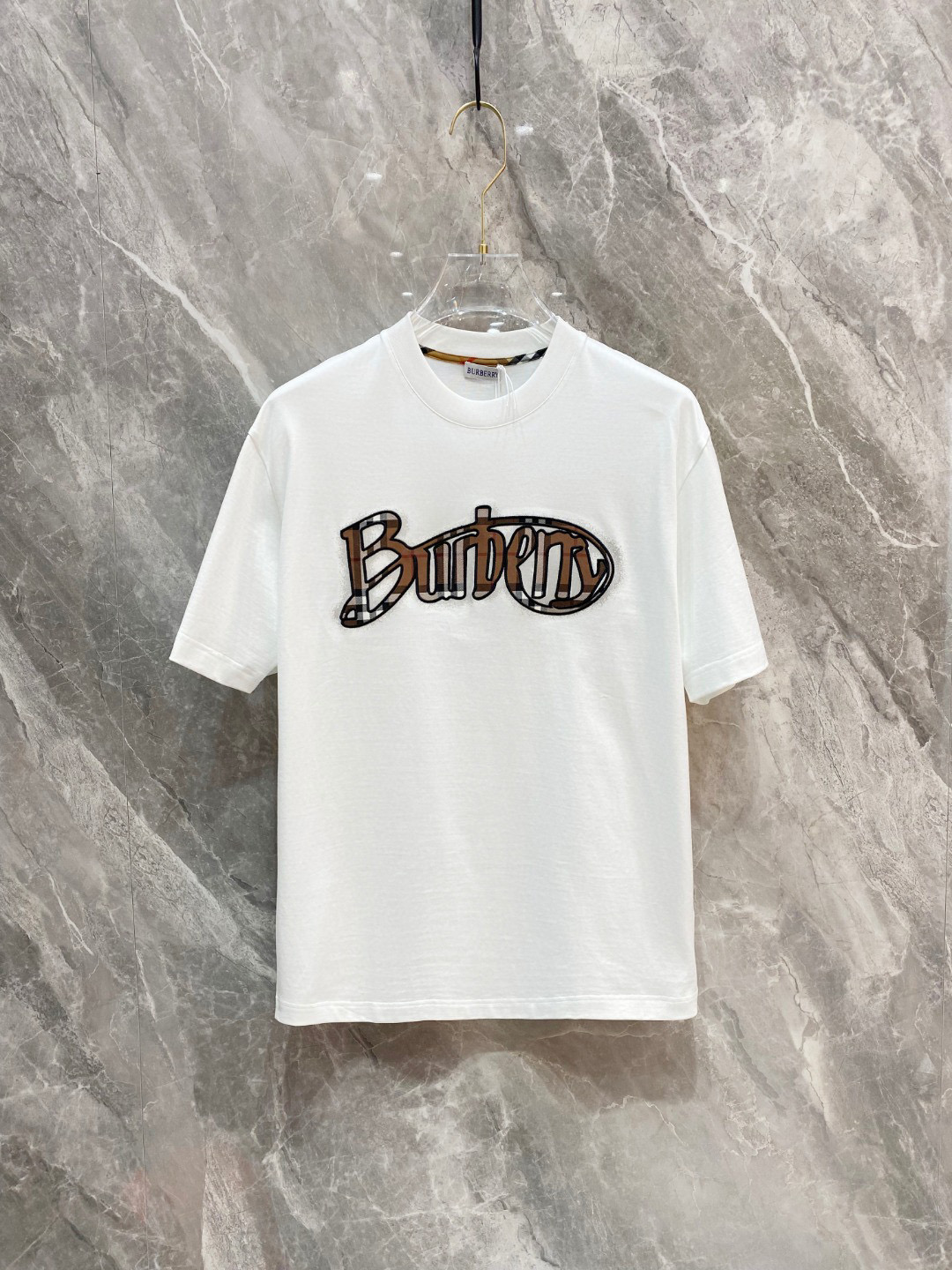 NO:122156,.Burberry's new spring and summer new style first-time counter latest short-sleeved round-neck T-shirt, high-end customization, avant-garde and fashionable design!  Brand logo heavy craft design, high-end customized mercerated cloud cotton fabric, soft feel, comfortable to wear, exquisite counter-level car line, fine workmanship, invincible and handsome upper body effect!  A must-have item for handsome men!  Color black white Number M-3XL AAA4, burberry, T-shirt,tees, t-shirt,alexander wang19860909.巴宝莉 2025春夏新款首发专柜最新款短袖圆领T恤 高端订制 设计前卫时尚！品牌logo重工艺设计 高端定制丝光云朵棉面料.手感柔软.穿着舒适.专柜级别精致车线.做工精细.上身效果无敌帅气！型男必备单品！ 颜色黑色 白色 码数M-3XL AAA4,,burberry,T-shirt,tees，t-shirt,alexander wang,Men's clothing