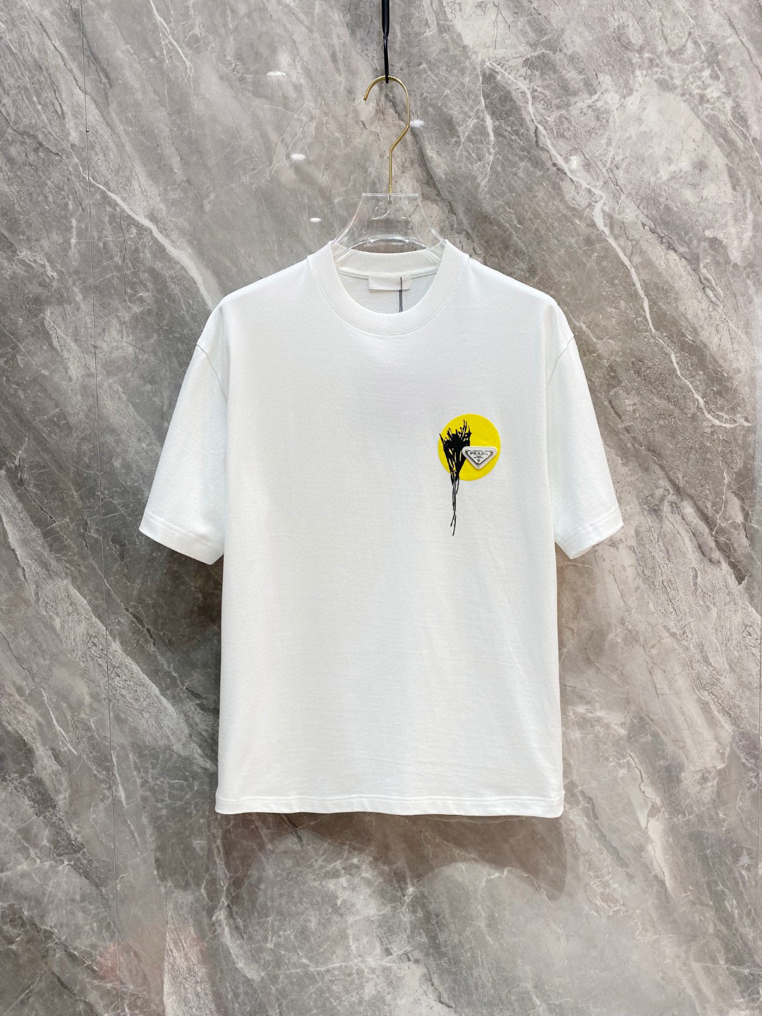 NO:122158,.Prada 2025 spring and summer new style first-time counter latest short-sleeved round-neck T-shirt, high-end customization, avant-garde and fashionable design!  Brand logo heavy craft design, high-end customized mercerated cloud cotton fabric, soft feel, comfortable to wear, exquisite counter-level car line, fine workmanship, invincible and handsome upper body effect!  A must-have item for handsome men!  Color black white Number M-3XL AAA4, prada, T-shirt,tees, t-shirt,alexander wang19860909.普拉达 2025春夏新款首发专柜最新款短袖圆领T恤 高端订制 设计前卫时尚！品牌logo重工艺设计 高端定制丝光云朵棉面料.手感柔软.穿着舒适.专柜级别精致车线.做工精细.上身效果无敌帅气！型男必备单品！ 颜色黑色 白色 码数M-3XL AAA4,,prada,T-shirt,tees，t-shirt,alexander wang,Men's clothing