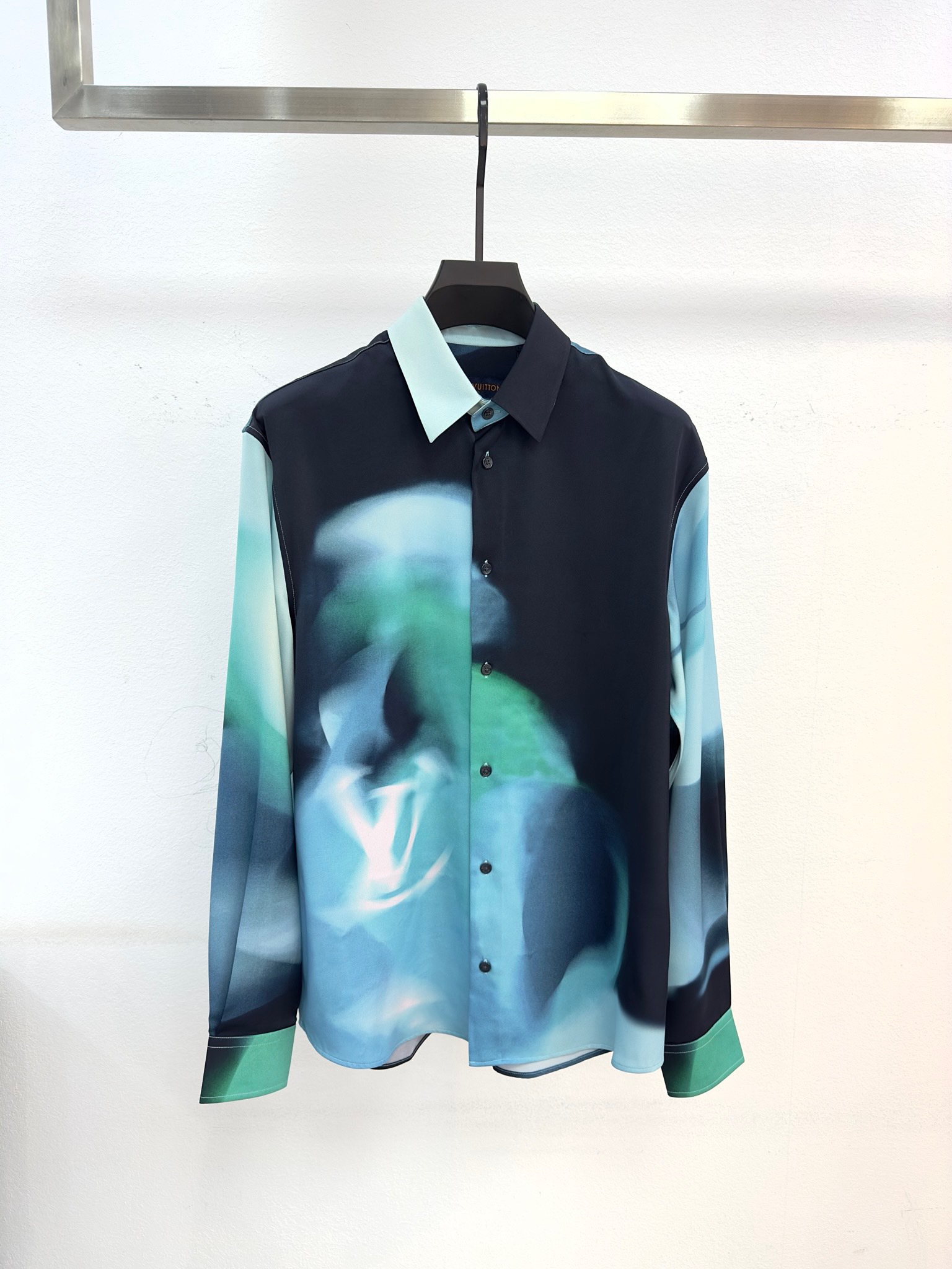 NO:122160,.【LV】 Fashionable and simple spring shirt is famous for its simple and delicate design and high-quality details, perfect cut, and the latest British hanging dot and line technology after the label is more perfect, the materials are meticulous, suitable for any occasion, excellent feel, comfortable and breathable! It is the choice of men who focus on practicality and quality. Original quality, official website synchronous [strong]. New model is available for sale immediately, available in large products [handshake] 174 140 catties, wear M maximum wear 190 kg.S-XL.,,louis vuitton,shirts,alexander wang19860909.【 LV】 时尚简约 春季衬衫 简洁细腻的设计和高质细节而闻名,裁剪完美,后标最新英国吊点线技术,更加完美,用料一丝不苟,适合任何场合, 手感极佳 舒服又透气! 是注重实用和品质的男士的选择.原單品質 官網同步[强].新款上市 即转即卖 有大货[握手] 174 140斤 穿M 最大穿190斤.S-XL.,,louis vuitton,shirts,alexander wang,Men's clothing