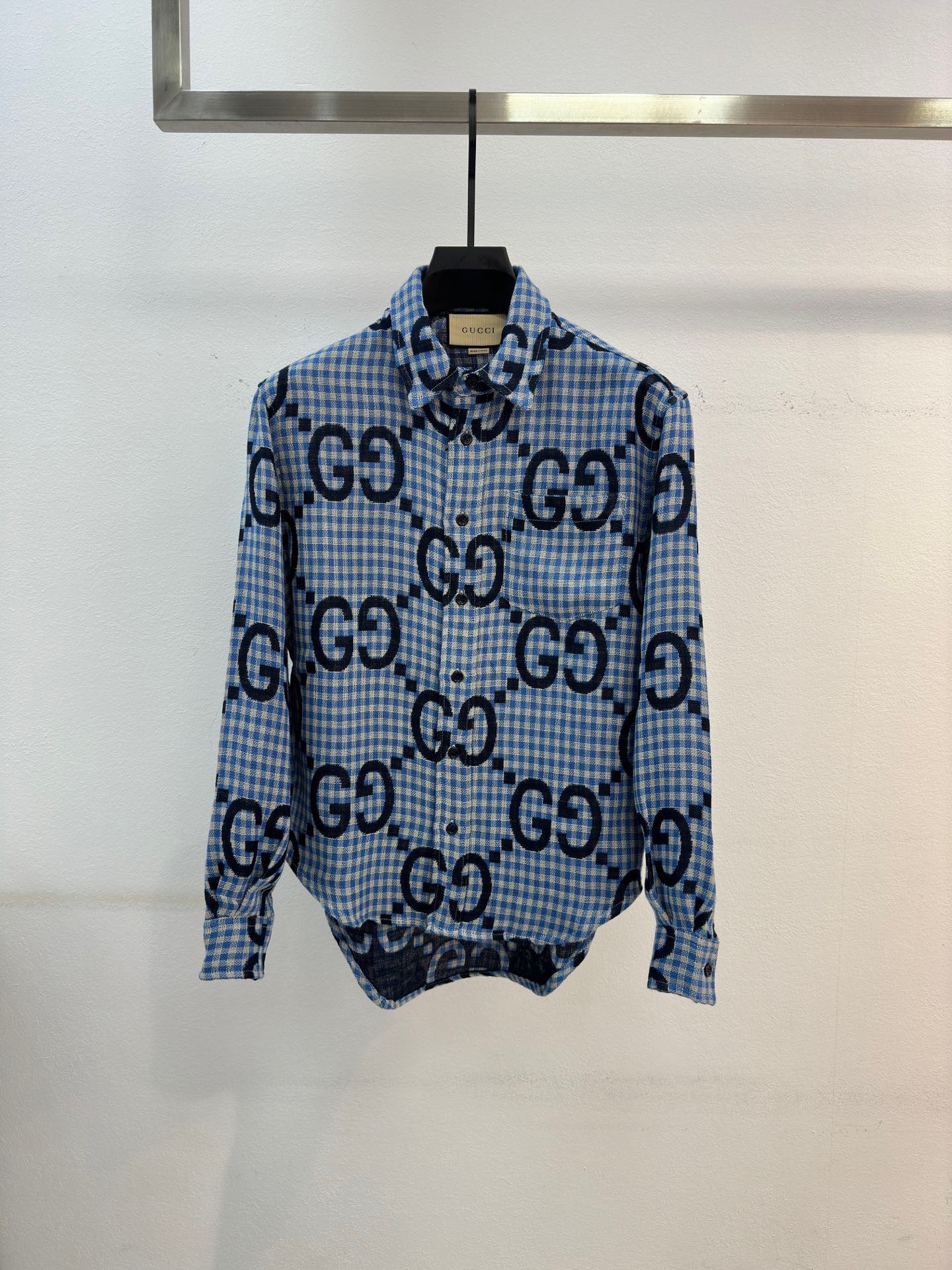 NO:122162,.【Gucci】Stylish and simple spring shirt is famous for its simple and delicate design and high-quality details, perfect cut, and the latest British hanging dot and line technology after the label is more perfect, the materials are meticulous, suitable for any occasion, excellent feel, comfortable and breathable! It is the choice of men who focus on practicality and quality. The original quality is synchronized by the official website [strong]. The new model is available for sale immediately, and there are large products [handshake] 174 140 catties wear M maximum wear 190 kg.S-XL.,,gucci,shirts,alexander wang19860909.【 古驰】 时尚简约 春季衬衫 简洁细腻的设计和高质细节而闻名,裁剪完美,后标最新英国吊点线技术,更加完美,用料一丝不苟,适合任何场合, 手感极佳 舒服又透气! 是注重实用和品质的男士的选择.原單品質 官網同步[强].新款上市 即转即卖 有大货[握手] 174 140斤 穿M 最大穿190斤.S-XL.,,gucci,shirts,alexander wang,Men's clothing