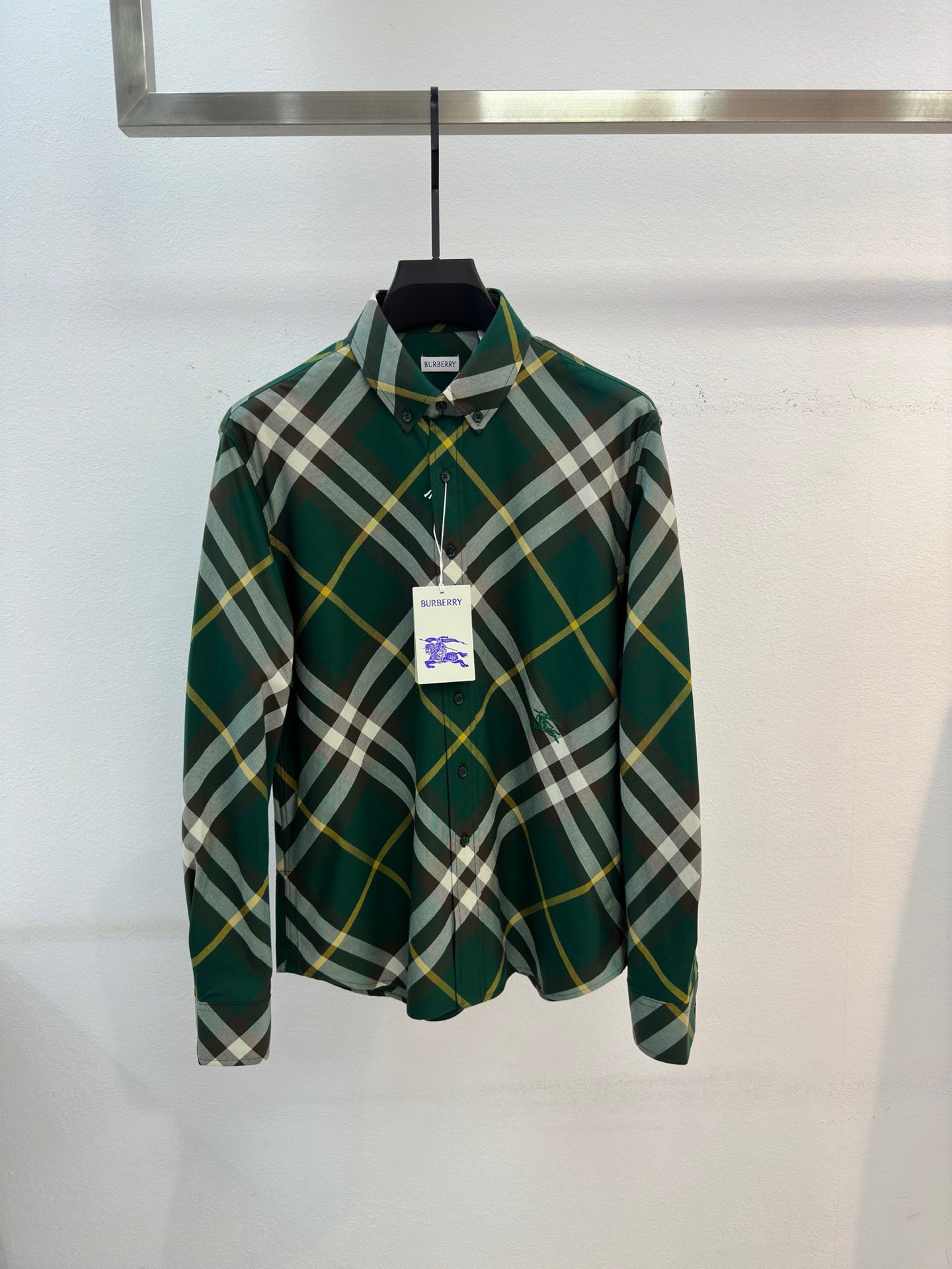 NO:122163,.【Burberry】Stylish and simple spring shirt is famous for its simple and delicate design and high-quality details, perfect cut, and the latest British hanging dot and line technology after the label is more perfect, the materials are meticulous, suitable for any occasion, excellent feel, comfortable and breathable! It is the choice of men who focus on practicality and quality. Original quality, official website synchronous [strong]. New model is available for sale immediately, and there are large products [handshake] 174 140 catties wear M maximum wear 190 kg.S-XL.,,burberry,shirts,alexander wang19860909.【 巴宝莉】 时尚简约 春季衬衫 简洁细腻的设计和高质细节而闻名,裁剪完美,后标最新英国吊点线技术,更加完美,用料一丝不苟,适合任何场合, 手感极佳 舒服又透气! 是注重实用和品质的男士的选择.原單品質 官網同步[强].新款上市 即转即卖 有大货[握手] 174 140斤 穿M 最大穿190斤.S-XL.,,burberry,shirts,alexander wang,Men's clothing