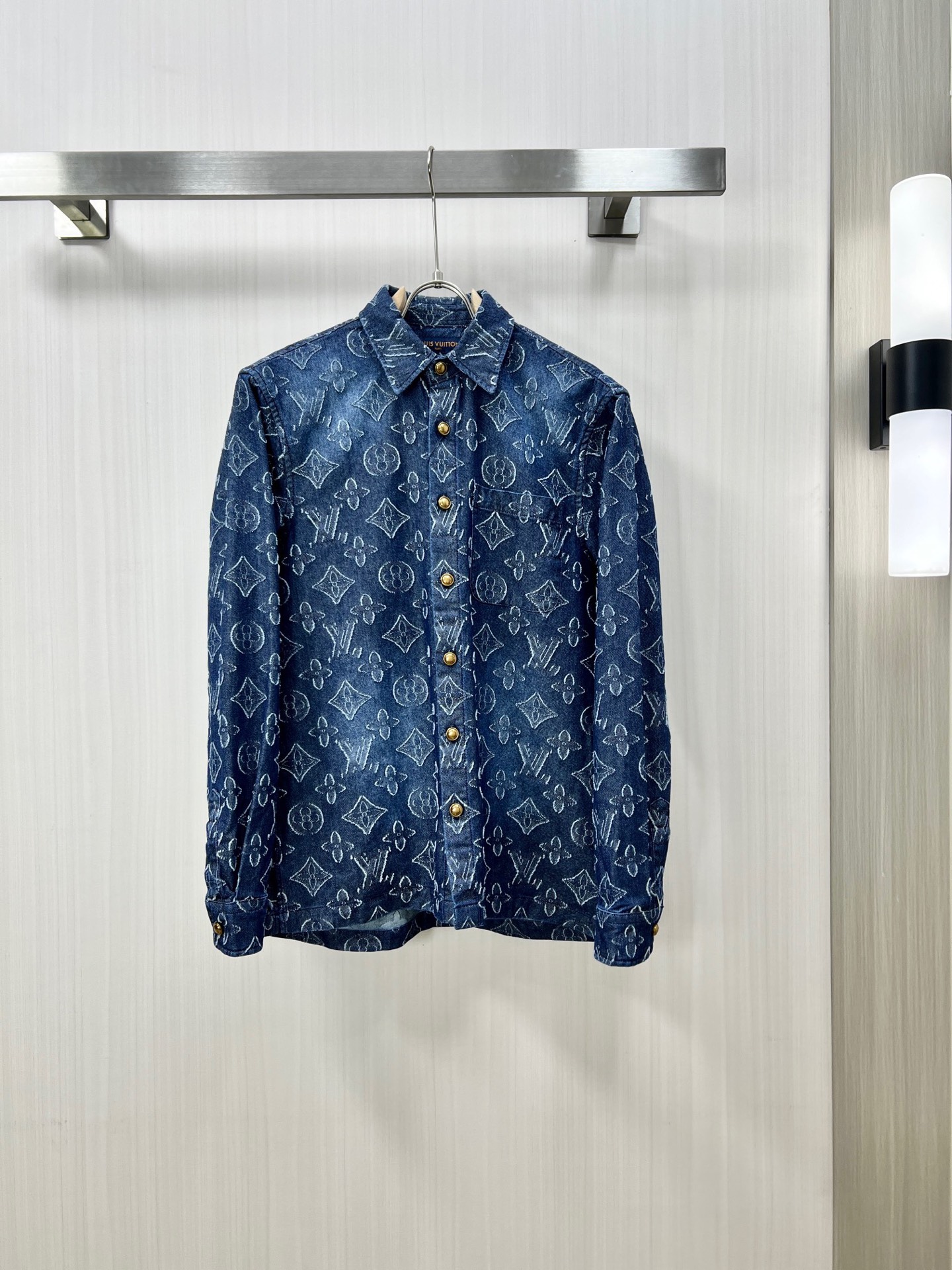 NO:122149,.【LV】 Fashionable and simple spring denim shirt is famous for its simple and delicate design and high-quality details, perfect cut, and the latest British hanging dot and line technology after the label is more perfect, the materials are meticulous, suitable for any occasion, excellent feel, comfortable and breathable! It is the choice of men who focus on practicality and quality. Original quality, official website synchronous [strong]. New model is available for sale immediately, and there are large products [handshake] 174 140 catties wear M maximum wear 190 kg.S-XXL.,,louis vuitton,shirts,alexander wang19860909.【 LV】 时尚简约 春季牛仔衬衫 简洁细腻的设计和高质细节而闻名,裁剪完美,后标最新英国吊点线技术,更加完美,用料一丝不苟,适合任何场合, 手感极佳 舒服又透气! 是注重实用和品质的男士的选择.原單品質 官網同步[强].新款上市 即转即卖 有大货[握手] 174 140斤 穿M 最大穿190斤.S-XXL.,,louis vuitton,shirts,alexander wang,Men's clothing