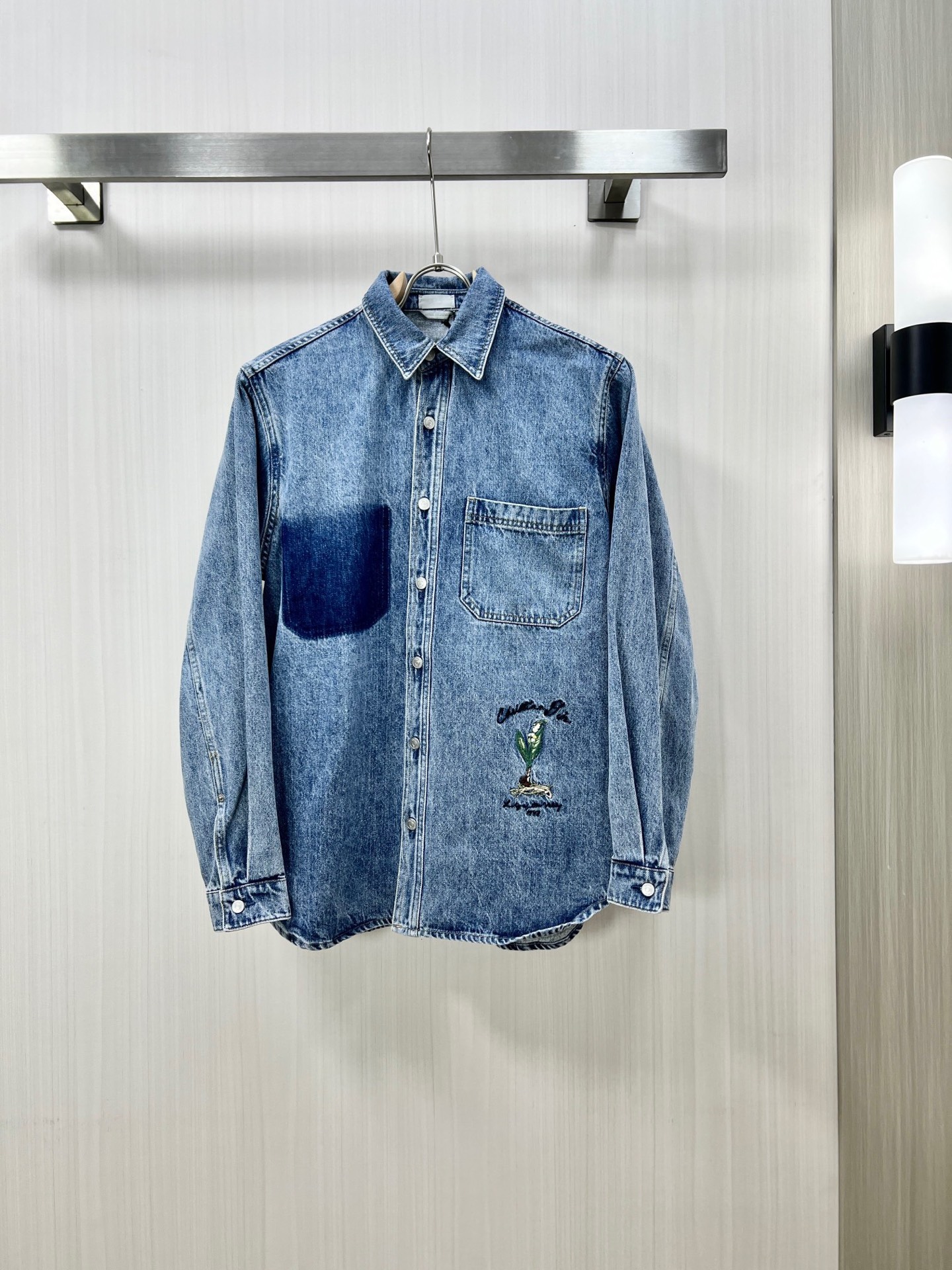 NO:122151,.【Dio】 Fashionable and simple spring denim shirt is famous for its simple and delicate design and high-quality details, perfect cut, and the latest British hanging dot and line technology after the label is more perfect, the materials are meticulous, suitable for any occasion, excellent feel, comfortable and breathable! It is the choice of men who focus on practicality and quality. Original quality, official website synchronous [strong]. New model is available for sale immediately, available in large products [handshake] 174 140 catties, wear M maximum 190 kg.S-XL.,,dior,shirts,alexander wang19860909.【 迪奥】 时尚简约 春季牛仔衬衫 简洁细腻的设计和高质细节而闻名,裁剪完美,后标最新英国吊点线技术,更加完美,用料一丝不苟,适合任何场合, 手感极佳 舒服又透气! 是注重实用和品质的男士的选择.原單品質 官網同步[强].新款上市 即转即卖 有大货[握手] 174 140斤 穿M 最大穿190斤.S-XL.,,dior,shirts,alexander wang,Men's clothing