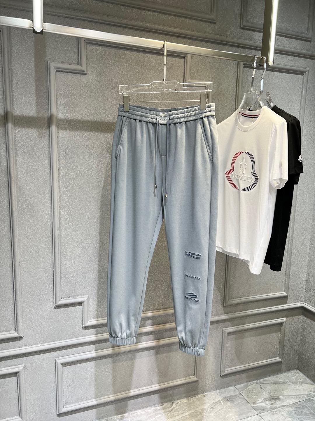 NO:122153,[Balenciaga] Simple and fashionable spring and summer casual pants are very comfortable to wear, low-key and luxurious, very classy when worn, and there is no need to say much about the style and cutting of the pants. The upper body is exquisite and vivid. The truly first-class quality is the true palace-level casual pants, which are made of Turkish cotton, produce the most famous tannin cloth. The quality is excellent, and the pants are soft after heavy washing!  Straight-footed style, not picky, the upper body is absolutely stylish, the waist is inlaid with silver jewelry, extremely luxurious. M-4XL.,,balenciaga,alexander wang19860909【 巴黎世家】简约时尚 春夏休闲裤身穿着非常舒适 低调不失奢华 穿出去非常有档次,裤型款式和裁剪亦无需多言 上身精致跃然.真正一等一顶级质料 真正殿堂级的休闲裤,选用土耳其的棉花 生产出最有名的单宁布 品质卓然,经过重水洗使得裤子很柔软！直脚的版型 不挑人 上身绝对的有型 裤腰镶嵌银饰达人设计 极度奢华.M-4XL.,,balenciaga,alexander wang,Men's clothing