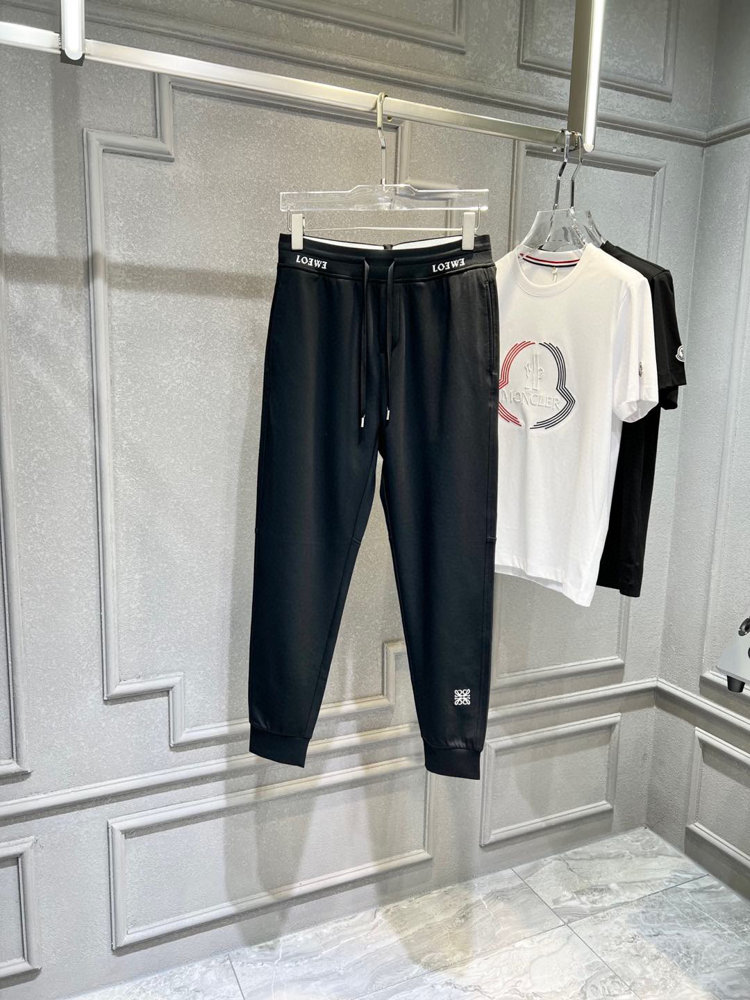 NO:122155,[Luo Yiwei] Simple and fashionable. The spring and summer casual pants are very comfortable to wear, low-key and luxurious. They are very classy when worn. There is no need to say much about the style and cutting of the pants. The upper body is exquisite and vivid. The truly first-class quality is the true palace-level casual pants, which are made of Turkish cotton, produce the most famous tannin cloth. The quality is excellent, and the pants are soft after heavy washing!  Straight-footed style, not picky, the upper body is absolutely stylish, the waist is inlaid with silver jewelry, extremely luxurious. M-4XL., loewe, alexander wang19860909【 罗意威】简约时尚 春夏休闲裤身穿着非常舒适 低调不失奢华 穿出去非常有档次,裤型款式和裁剪亦无需多言 上身精致跃然.真正一等一顶级质料 真正殿堂级的休闲裤,选用土耳其的棉花 生产出最有名的单宁布 品质卓然,经过重水洗使得裤子很柔软！直脚的版型 不挑人 上身绝对的有型 裤腰镶嵌银饰达人设计 极度奢华.M-4XL.,,loewe,alexander wang,Men's clothing