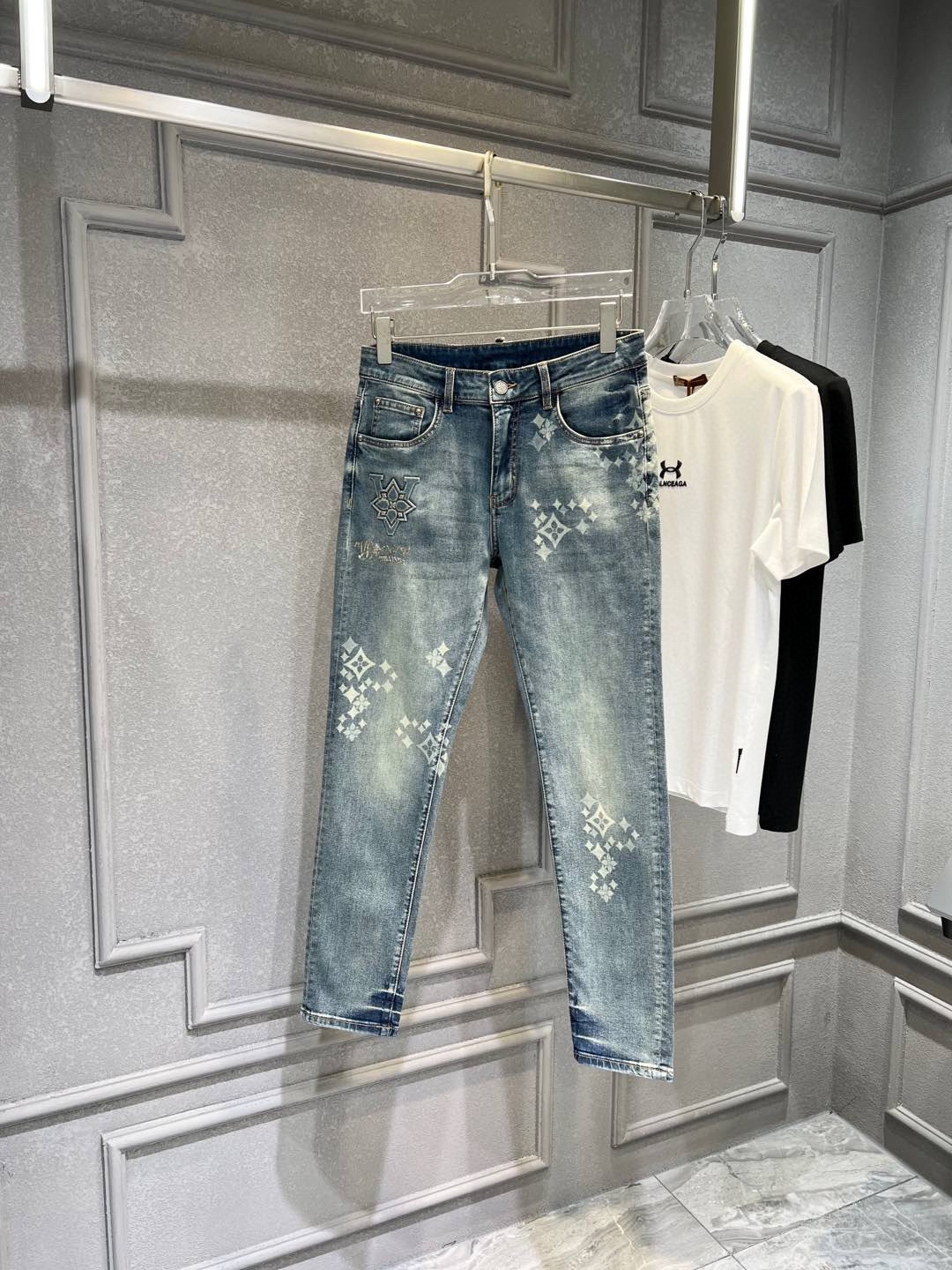 NO:122157,【LV】Simple and fashionable. The spring and summer jeans are very comfortable to wear, low-key and luxurious. They are very classy when worn. There is no need to say much about the style and cutting of the pants. The upper body is exquisite and vivid. The truly first-class quality is the true palace-grade casual pants, which are made of Turkish cotton, produce the most famous tannin cloth. The quality is excellent, and the pants are soft after heavy washing!  Straight-footed style, not picky, the upper body is absolutely stylish, the waist is inlaid with silver jewelry, extremely luxurious. 29-38.,,louis vuitton,jeans,alexander wang19860909【 LV】简约时尚 春夏牛仔裤身穿着非常舒适 低调不失奢华 穿出去非常有档次,裤型款式和裁剪亦无需多言 上身精致跃然.真正一等一顶级质料 真正殿堂级的休闲裤,选用土耳其的棉花 生产出最有名的单宁布 品质卓然,经过重水洗使得裤子很柔软！直脚的版型 不挑人 上身绝对的有型 裤腰镶嵌银饰达人设计 极度奢华.29-38.,,louis vuitton,jeans,alexander wang,Men's clothing