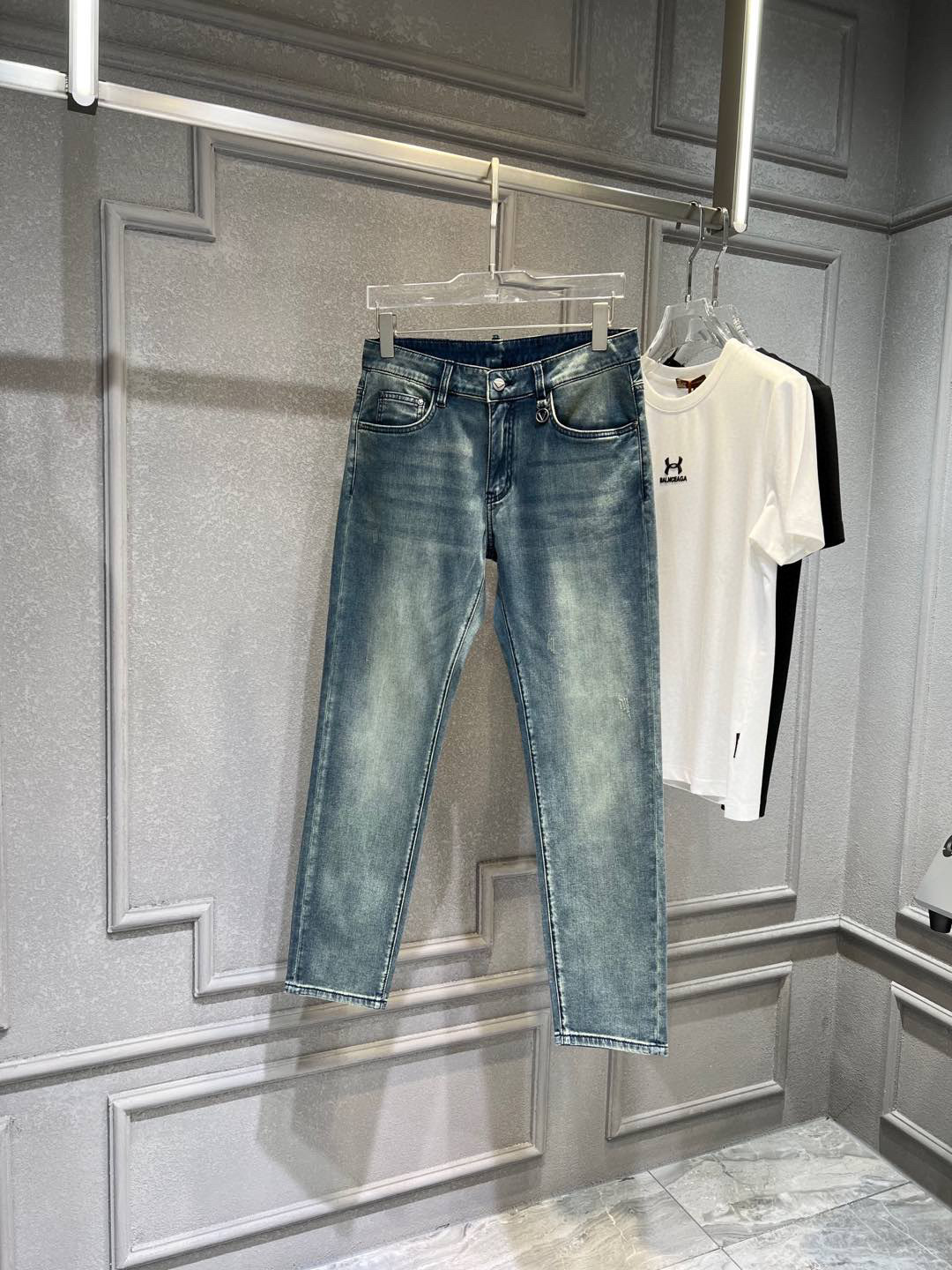 NO:122159,【Prada】Simple and fashionable. The spring and summer jeans are very comfortable to wear, low-key and luxurious. They are very classy when worn. There is no need to say much about the style and cutting of the pants. The upper body is exquisite and vivid. The truly first-class quality is the true palace-grade casual pants, which are made of Turkey's cotton, produce the most famous tannin cloth. The quality is excellent, and the pants are soft after heavy washing!  Straight-footed style, not picky, the upper body is absolutely stylish, the waist is inlaid with silver jewelry, extremely luxurious. 29-38.,,prada,jeans,alexander wang19860909【 普拉达】简约时尚 春夏牛仔裤身穿着非常舒适 低调不失奢华 穿出去非常有档次,裤型款式和裁剪亦无需多言 上身精致跃然.真正一等一顶级质料 真正殿堂级的休闲裤,选用土耳其的棉花 生产出最有名的单宁布 品质卓然,经过重水洗使得裤子很柔软！直脚的版型 不挑人 上身绝对的有型 裤腰镶嵌银饰达人设计 极度奢华.29-38.,,prada,jeans,alexander wang,Men's clothing
