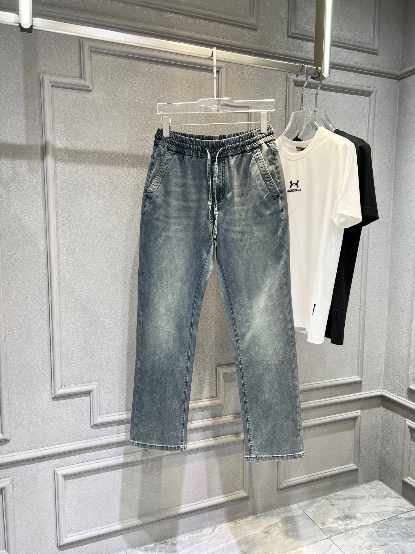 NO:122161,【TF】Simple and fashionable. The spring and summer jeans are very comfortable to wear, low-key and luxurious. They are very classy when worn. There is no need to say much about the style and cutting of the pants. The upper body is exquisite and vivid. The truly first-class quality is the true palace-grade casual pants, which are made of Turkish cotton, produce the most famous tannin cloth. The quality is excellent, and the pants are soft after heavy washing!  Straight-footed style, not picky, the upper body is absolutely stylish, the waist is inlaid with silver jewelry, extremely luxurious. 29-38.,,tom ford,jeans,alexander wang19860909【 TF】简约时尚 春夏牛仔裤身穿着非常舒适 低调不失奢华 穿出去非常有档次,裤型款式和裁剪亦无需多言 上身精致跃然.真正一等一顶级质料 真正殿堂级的休闲裤,选用土耳其的棉花 生产出最有名的单宁布 品质卓然,经过重水洗使得裤子很柔软！直脚的版型 不挑人 上身绝对的有型 裤腰镶嵌银饰达人设计 极度奢华.29-38.,,tom ford,jeans,alexander wang,Men's clothing