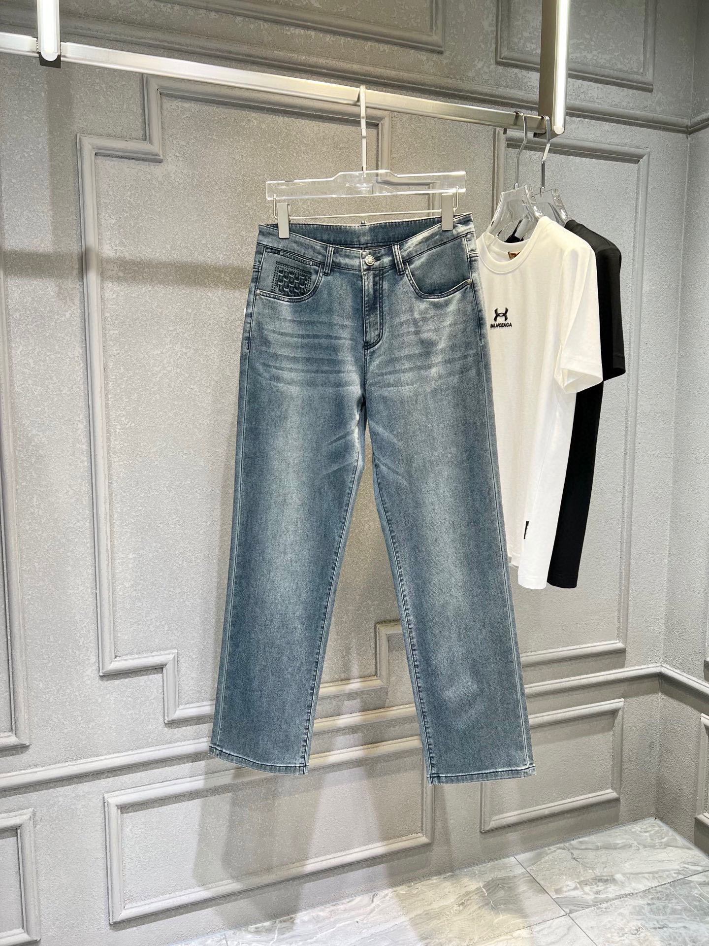 NO:122164,【Dio】Simple and fashionable. The spring and summer jeans are very comfortable to wear, low-key and luxurious. They are very classy when worn. There is no need to say much about the style and cutting of the pants. The upper body is exquisite and vivid. The truly first-class quality is the real-class casual pants, which are made of Turkish cotton, produce the most famous tannin cloth. The quality is excellent, and the pants are soft after heavy washing!  Straight-footed style, not picky, the upper body is absolutely stylish, the waist is inlaid with silver jewelry, extremely luxurious. 29-38.,,dior,jeans,alexander wang19860909【 迪奥】简约时尚 春夏牛仔裤身穿着非常舒适 低调不失奢华 穿出去非常有档次,裤型款式和裁剪亦无需多言 上身精致跃然.真正一等一顶级质料 真正殿堂级的休闲裤,选用土耳其的棉花 生产出最有名的单宁布 品质卓然,经过重水洗使得裤子很柔软！直脚的版型 不挑人 上身绝对的有型 裤腰镶嵌银饰达人设计 极度奢华.29-38.,,dior,jeans,alexander wang,Men's clothing