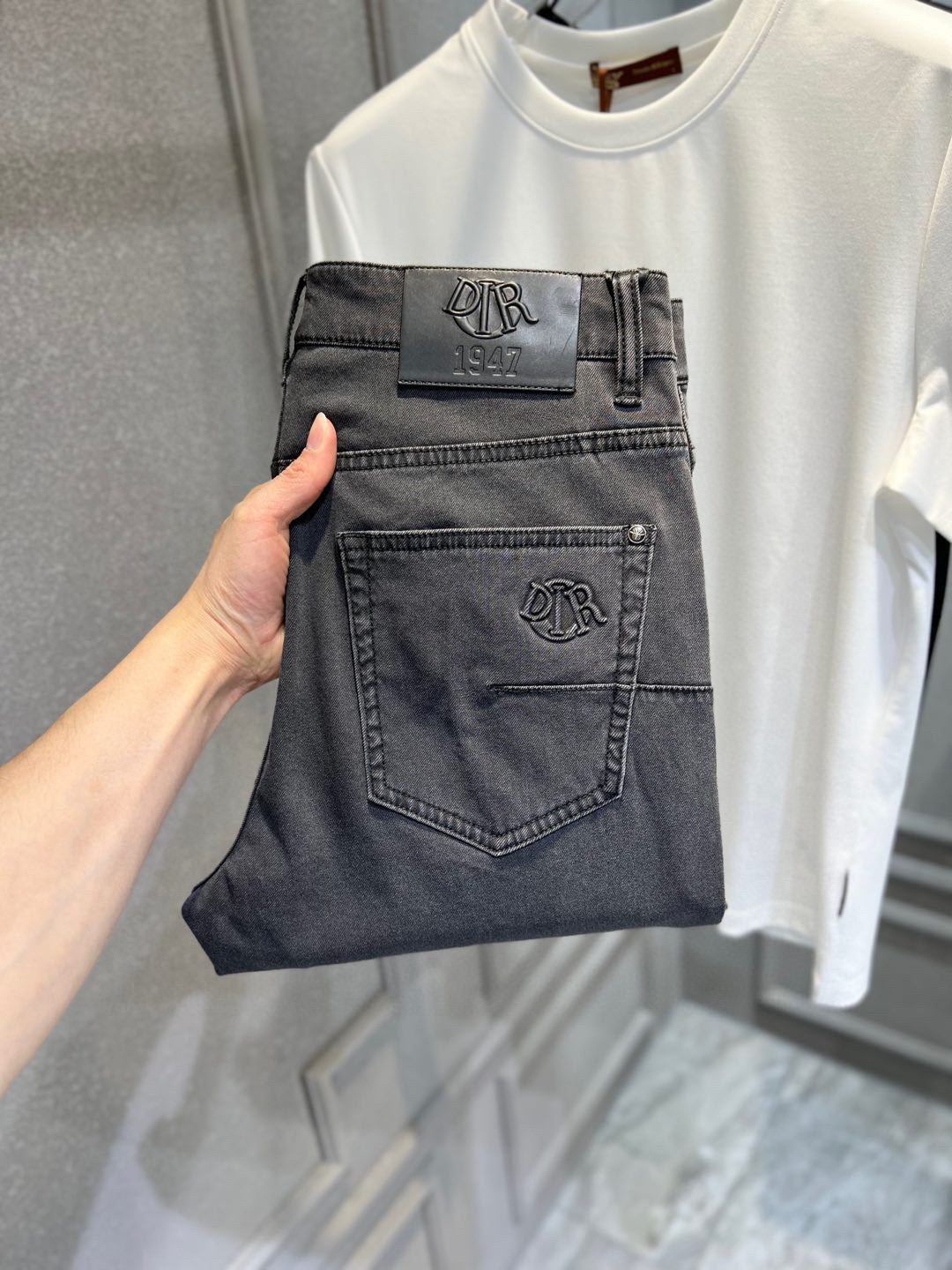 NO:122166,【Dio】Simple and fashionable. The spring and summer jeans are very comfortable to wear, low-key and luxurious. They are very classy when worn. There is no need to say much about the style and cutting of the pants. The upper body is exquisite and vivid. The truly first-class quality is the real-class casual pants, which are made of Turkish cotton, produce the most famous tannin cloth. The quality is excellent, and the pants are soft after heavy washing!  Straight-footed style, not picky, the upper body is absolutely stylish, the waist is inlaid with silver jewelry, extremely luxurious. 29-38.,,dior,jeans,alexander wang19860909【 迪奥】简约时尚 春夏牛仔裤身穿着非常舒适 低调不失奢华 穿出去非常有档次,裤型款式和裁剪亦无需多言 上身精致跃然.真正一等一顶级质料 真正殿堂级的休闲裤,选用土耳其的棉花 生产出最有名的单宁布 品质卓然,经过重水洗使得裤子很柔软！直脚的版型 不挑人 上身绝对的有型 裤腰镶嵌银饰达人设计 极度奢华.29-38.,,dior,jeans,alexander wang,Men's clothing