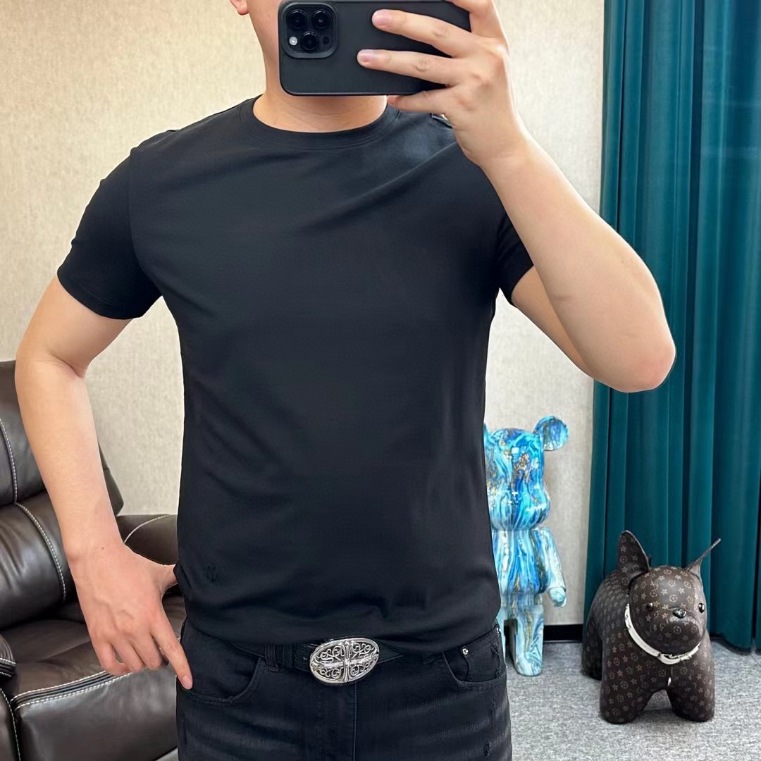 NO:122190,.【Dio】 Fashionable and simple short-sleeved T-shirt is famous for its simple and delicate design and high-quality details, perfectly cut, and the latest British hanging dot and thread technology after the label is more perfect, the materials are meticulous, suitable for any occasion, excellent feel, comfortable and breathable! It is the choice of men who focus on practicality and quality. The original quality is synchronized by the official website [strong]. The new model is available for sale immediately, and there are large products [handshake] 174 140 catties wearing L size, and you can wear up to 200 catties! M-4XL.,dior,T-shirt,tees,t-shirt,alexander wang19860909.【 迪奥】 时尚简约 短袖T恤 简洁细腻的设计和高质细节而闻名,裁剪完美,后标最新英国吊点线技术,更加完美,用料一丝不苟,适合任何场合, 手感极佳 舒服又透气! 是注重实用和品质的男士的选择.原單品質 官網同步[强].新款上市 即转即卖 有大货[握手] 174 140斤穿L码 最大可以穿200斤！M-4XL.,,dior,T-shirt,tees，t-shirt,alexander wang,Men's clothing