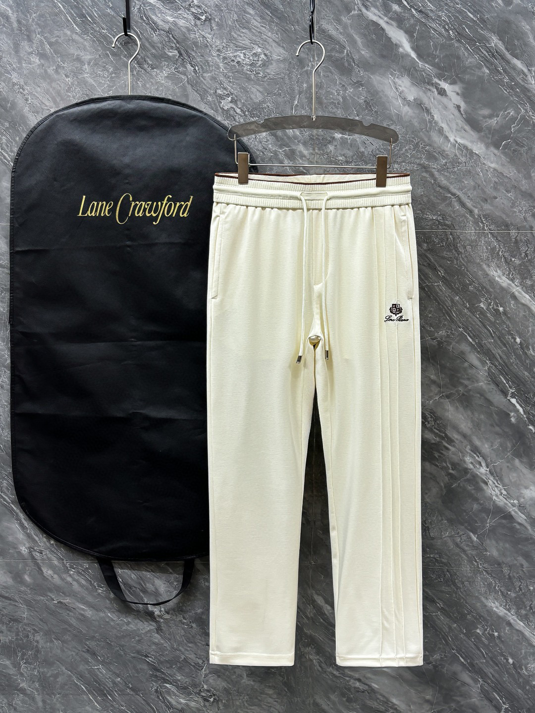 NO:122176,.LP spring and summer casual pants are a new interpretation of aesthetics, interpreting a strong style of style, with a strong sense of detail and design. Classic brand logos are used as color matching to interpret classic brand fashion, adding luster to the overall shape. Imported fabrics are soft and comfortable. The inner woven surface is flat and breathable, simple and unique charm. European trade channels, Italian overseas warehouse straight hair, and overseas boutique limited sales. 25 spring and summer new casual fashion pants, this pants adopts the design of a big brand to create a fashionable and trendy style, with exquisite details and excellent quality. The pants are embellished with the iconic brand logo, highlighting the brand style, and creating fashionable and diverse styles. Imported fabrics are carefully crafted, soft and comfortable, and are also skin-friendly and comfortable. They are a pair of pants that are comfortable at home and out. You can go out with a short sleeve for a jacket~ Black color  Apricot Size: M L XL 2XL 3XL, loro piana, jackets & coats, T-shirt, alexander wang19860909.LP 春夏休闲裤子 美学的焕新诠释,演绎浓郁的格调型时尚风范,细节感和设计感强悍.经典品牌标识做为色彩搭配,演绎经典的品牌时尚,为整体造型增光添彩.进口面料,柔软舒适.内里织面平整透气性极佳,简洁而富有独特魅力. 欧洲贸易渠道,意大利海外仓直发,海外精品限定销售.25春夏新款休闲时尚裤,这款裤采用大牌的设计打造时尚潮流感,细节处理精致到位,展现超高的品质. 裤身上点缀标志性品牌标识,彰显品牌格调,打造时尚多样的造型.进口面料精心打造,柔软舒适,还亲肤舒适,是居家和外出都很舒适的一款裤子,随便搭个外套短袖就可以出门啦~ 颜色黑色 杏色 尺码:M L XL 2XL 3XL,,loro piana,jackets & coats,T-shirt,alexander wang,Men's clothing