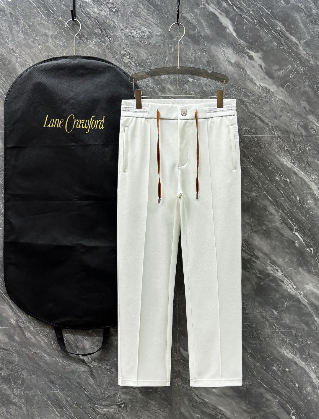 NO:122182,.Jenia 2025 spring and summer casual pants are a new interpretation of aesthetics, interpreting a strong style of style, with a strong sense of detail and design. The classic brand logo is used as a color combination to interpret classic brand fashion, adding luster to the overall shape. Imported fabrics are soft and comfortable. The inner weaving surface is smooth and breathable, simple and unique charm. European trade channels, Italian overseas warehouse straight hair, and overseas boutique limited sales. 25 spring and summer new casual fashion pants, this pants adopt the design of a big brand to create a fashionable and trendy style, with exquisite details and in place, showing super high quality.  The pants are decorated with iconic brand logos, highlighting the brand style, creating fashionable and diverse styles. The imported fabric is carefully crafted, soft and comfortable, and is also skin-friendly and comfortable. It is a pair of pants that are comfortable at home and out. You can go out with a short sleeve on a jacket~ Color black Apricot white Size: M L XL 2XL 3XL, zegna, jackets & coats, T-shirt, alexander wang19860909.杰尼亚 2025 春夏休闲裤子 美学的焕新诠释,演绎浓郁的格调型时尚风范,细节感和设计感强悍.经典品牌标识做为色彩搭配,演绎经典的品牌时尚,为整体造型增光添彩.进口面料,柔软舒适.内里织面平整透气性极佳,简洁而富有独特魅力. 欧洲贸易渠道,意大利海外仓直发,海外精品限定销售.25春夏新款休闲时尚裤,这款裤采用大牌的设计打造时尚潮流感,细节处理精致到位,展现超高的品质. 裤身上点缀标志性品牌标识,彰显品牌格调,打造时尚多样的造型.进口面料精心打造,柔软舒适,还亲肤舒适,是居家和外出都很舒适的一款裤子,随便搭个外套短袖就可以出门啦~ 颜色黑色 杏色 白色 尺码:M L XL 2XL 3XL,,zegna,jackets & coats,T-shirt,alexander wang,Men's clothing