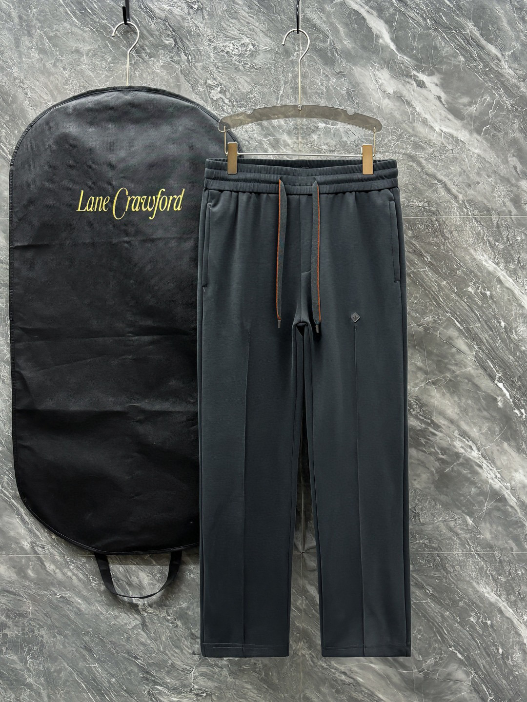 NO:122185,.LP# 2025 Spring and Summer Casual Pants A new interpretation of aesthetics, interpreting a strong style of style, with a strong sense of detail and design. The classic brand logo is used as a color combination to interpret classic brand fashion, adding luster to the overall shape. Imported fabrics are soft and comfortable. The inner woven surface is flat and breathable, simple and unique charm. European trade channels, Italian overseas warehouse straight hair, and overseas boutique limited sales. 25 Spring and Summer new casual fashion pants, this pants adopts the design of a big brand to create a fashionable and trendy style, with exquisite details and in place, showing super high quality.  The trousers are decorated with iconic brand logos, highlighting the brand style, creating fashionable and diverse styles. The imported fabric is carefully crafted, soft and comfortable, and is also skin-friendly and comfortable. It is a pair of pants that are comfortable at home and out. You can go out with a short sleeve on a jacket~ Color black blue gray Size: M L XL 2XL 3XL,,loro piano, jackets & coats,T-shirt,alexander wang19860909.LP# 2025 春夏休闲裤子 美学的焕新诠释,演绎浓郁的格调型时尚风范,细节感和设计感强悍.经典品牌标识做为色彩搭配,演绎经典的品牌时尚,为整体造型增光添彩.进口面料,柔软舒适.内里织面平整透气性极佳,简洁而富有独特魅力. 欧洲贸易渠道,意大利海外仓直发,海外精品限定销售.25春夏新款休闲时尚裤,这款裤采用大牌的设计打造时尚潮流感,细节处理精致到位,展现超高的品质. 裤身上点缀标志性品牌标识,彰显品牌格调,打造时尚多样的造型.进口面料精心打造,柔软舒适,还亲肤舒适,是居家和外出都很舒适的一款裤子,随便搭个外套短袖就可以出门啦~ 颜色黑色 蓝色 灰色 尺码:M L XL 2XL 3XL,,loro piana,jackets & coats,T-shirt,alexander wang,Men's clothing