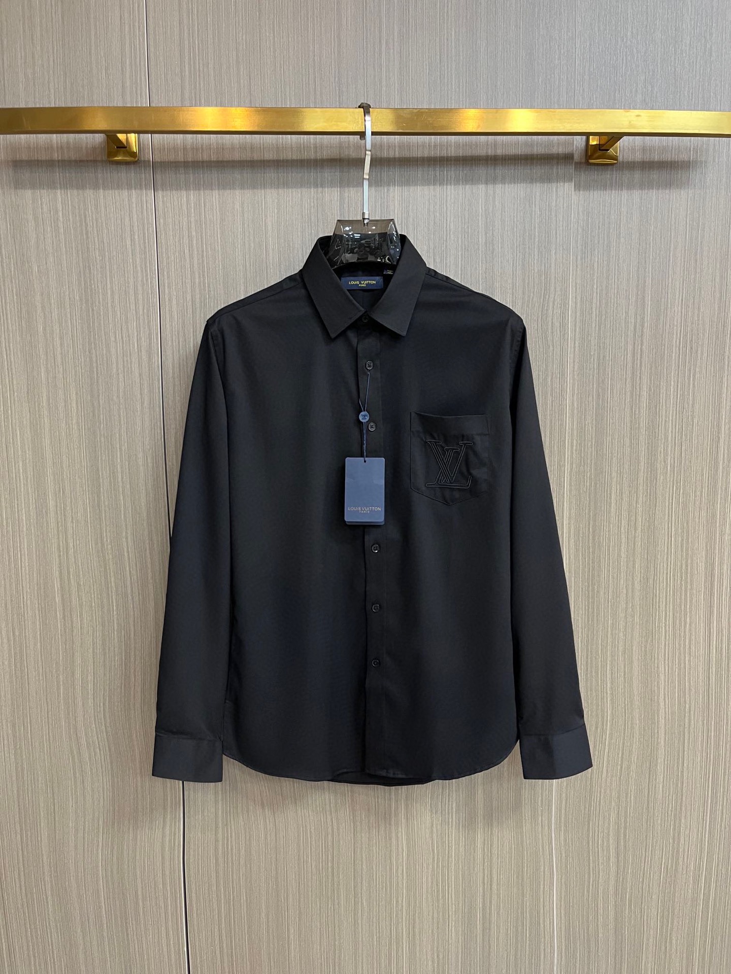 NO:122191,.【LV】 Fashionable and simple spring shirt is famous for its simple and delicate design and high-quality details, perfect cut, and the latest British hanging dot and line technology after the label is more perfect, the materials are meticulous, suitable for any occasion, excellent feel, comfortable and breathable! It is the choice of men who focus on practicality and quality. Original quality, official website synchronous [strong]. New model is available for sale immediately, available in large quantities [handshake] 174 140 catties, wear L Maximum wear 190 catties. M-3XL.,,louis vuitton,shirts,alexander wang19860909.【 LV】 时尚简约 春季衬衫 简洁细腻的设计和高质细节而闻名,裁剪完美,后标最新英国吊点线技术,更加完美,用料一丝不苟,适合任何场合, 手感极佳 舒服又透气! 是注重实用和品质的男士的选择.原單品質 官網同步[强].新款上市 即转即卖 有大货[握手] 174 140斤 穿L 最大穿190斤.M-3XL.,,louis vuitton,shirts,alexander wang,Men's clothing