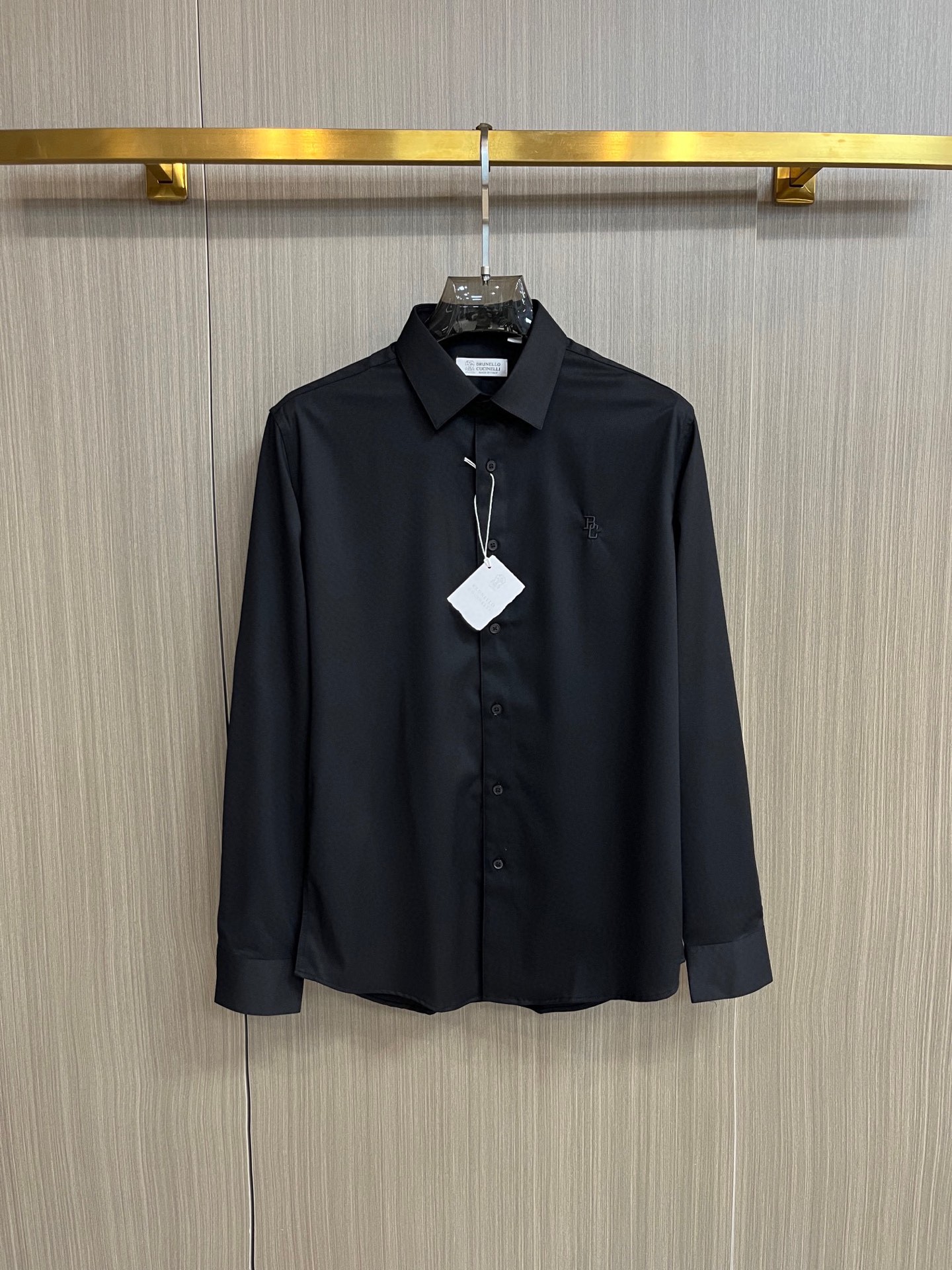 NO:122172,.【Luo Yiwei】 Fashionable and simple spring shirt is famous for its simple and delicate design and high-quality details, perfect cut, and the latest British hanging dot and line technology after the label is more perfect, the materials are meticulous, suitable for any occasion, excellent feel, comfortable and breathable! It is the choice of men who focus on practicality and quality. The original quality is synchronized by the official website [strong]. The new model is available for sale immediately, and there are large products [handshake] 174 140 catties wear L maximum wear 190 catties. M-3XL.,,loewe,shirts,alexander wang19860909.【 罗意威】 时尚简约 春季衬衫 简洁细腻的设计和高质细节而闻名,裁剪完美,后标最新英国吊点线技术,更加完美,用料一丝不苟,适合任何场合, 手感极佳 舒服又透气! 是注重实用和品质的男士的选择.原單品質 官網同步[强].新款上市 即转即卖 有大货[握手] 174 140斤 穿L 最大穿190斤.M-3XL.,,loewe,shirts,alexander wang,Men's clothing