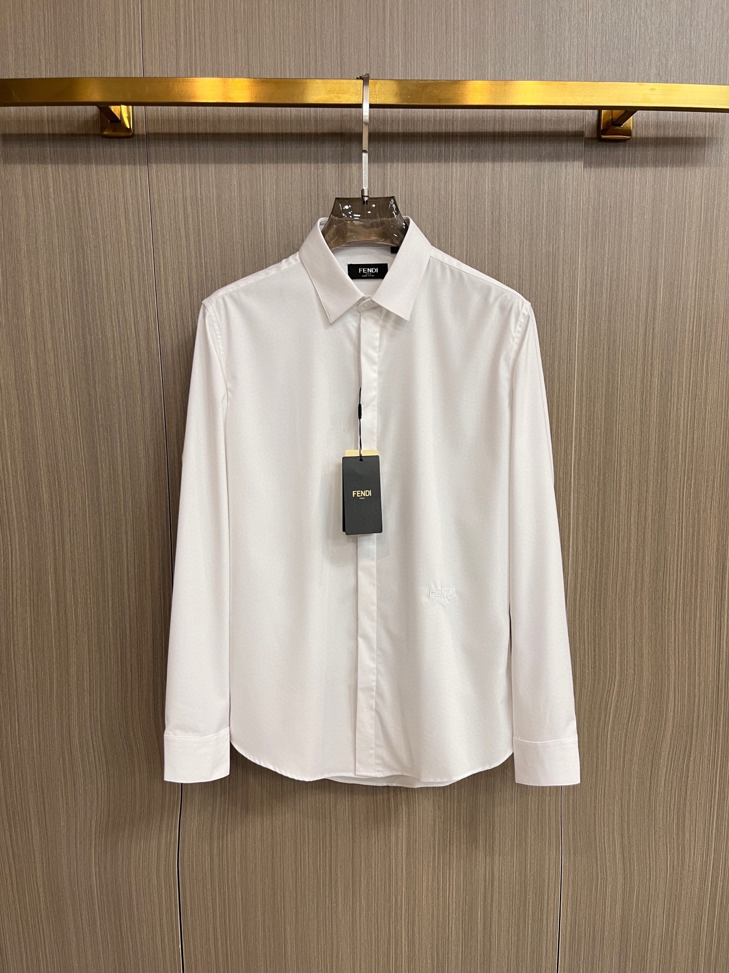 NO:122177,.【Fendi】 Fashionable and simple spring shirt is famous for its simple and delicate design and high-quality details, perfect cut, and the latest British hanging dot and line technology after the label is more perfect, the materials are meticulous, suitable for any occasion, excellent feel, comfortable and breathable! It is the choice of men who focus on practicality and quality. The original quality is synchronized by the official website [strong]. The new model is available for sale immediately, and there are large products [handshake] 174 140 catties wear L maximum wear 190 catties. M-3XL.,,fendi,shirts,alexander wang19860909.【 芬迪】 时尚简约 春季衬衫 简洁细腻的设计和高质细节而闻名,裁剪完美,后标最新英国吊点线技术,更加完美,用料一丝不苟,适合任何场合, 手感极佳 舒服又透气! 是注重实用和品质的男士的选择.原單品質 官網同步[强].新款上市 即转即卖 有大货[握手] 174 140斤 穿L 最大穿190斤.M-3XL.,,fendi,shirts,alexander wang,Men's clothing