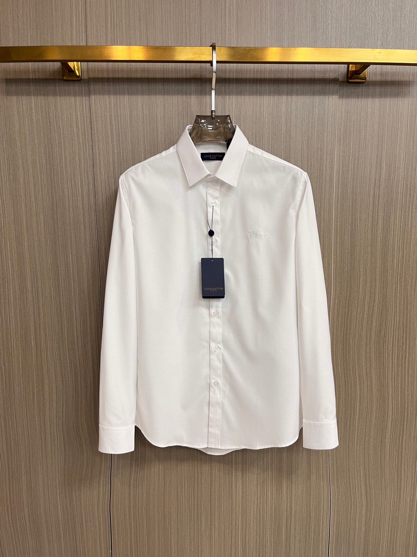 NO:122180,.【LV】 Fashionable and simple spring shirt is famous for its simple and delicate design and high-quality details, perfect cut, and the latest British hanging dot and line technology after the label is more perfect, the materials are meticulous, suitable for any occasion, excellent feel, comfortable and breathable! It is the choice of men who focus on practicality and quality. Original quality, official website synchronous [strong]. New model is available for sale immediately, available in large quantities [handshake] 174 140 catties, wear L Maximum wear 190 catties. M-3XL.,,louis vuitton,shirts,alexander wang19860909.【 LV】 时尚简约 春季衬衫 简洁细腻的设计和高质细节而闻名,裁剪完美,后标最新英国吊点线技术,更加完美,用料一丝不苟,适合任何场合, 手感极佳 舒服又透气! 是注重实用和品质的男士的选择.原單品質 官網同步[强].新款上市 即转即卖 有大货[握手] 174 140斤 穿L 最大穿190斤.M-3XL.,,louis vuitton,shirts,alexander wang,Men's clothing