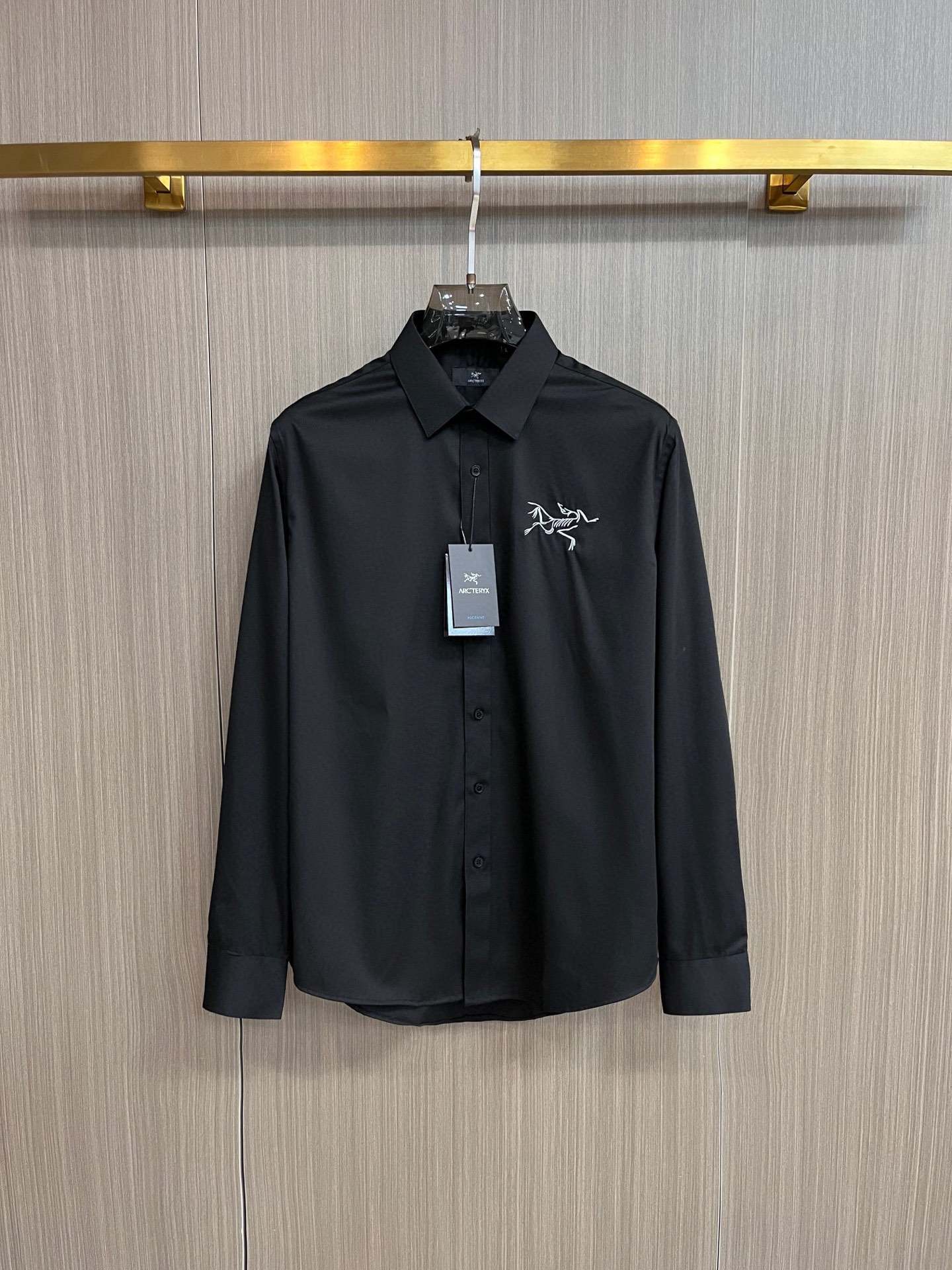 NO:122183,.【Archaew Bird】 Fashionable and simple spring shirt is famous for its simple and delicate design and high-quality details, perfect cut, and the latest British hanging dot and line technology after the label is more perfect, the materials are meticulous, suitable for any occasion, excellent feel, comfortable and breathable! It is the choice of men who focus on practicality and quality. Original quality, official website synchronous [strong]. New model is available for sale immediately, and there are large products [handshake] 174 140 catties, wear L, wear 190 catties. M-3XL.,arc'teryx,shirts,alexander wang19860909.【 始祖鸟】 时尚简约 春季衬衫 简洁细腻的设计和高质细节而闻名,裁剪完美,后标最新英国吊点线技术,更加完美,用料一丝不苟,适合任何场合, 手感极佳 舒服又透气! 是注重实用和品质的男士的选择.原單品質 官網同步[强].新款上市 即转即卖 有大货[握手] 174 140斤 穿L 最大穿190斤.M-3XL.,arc'teryx,shirts,alexander wang,Men's clothing