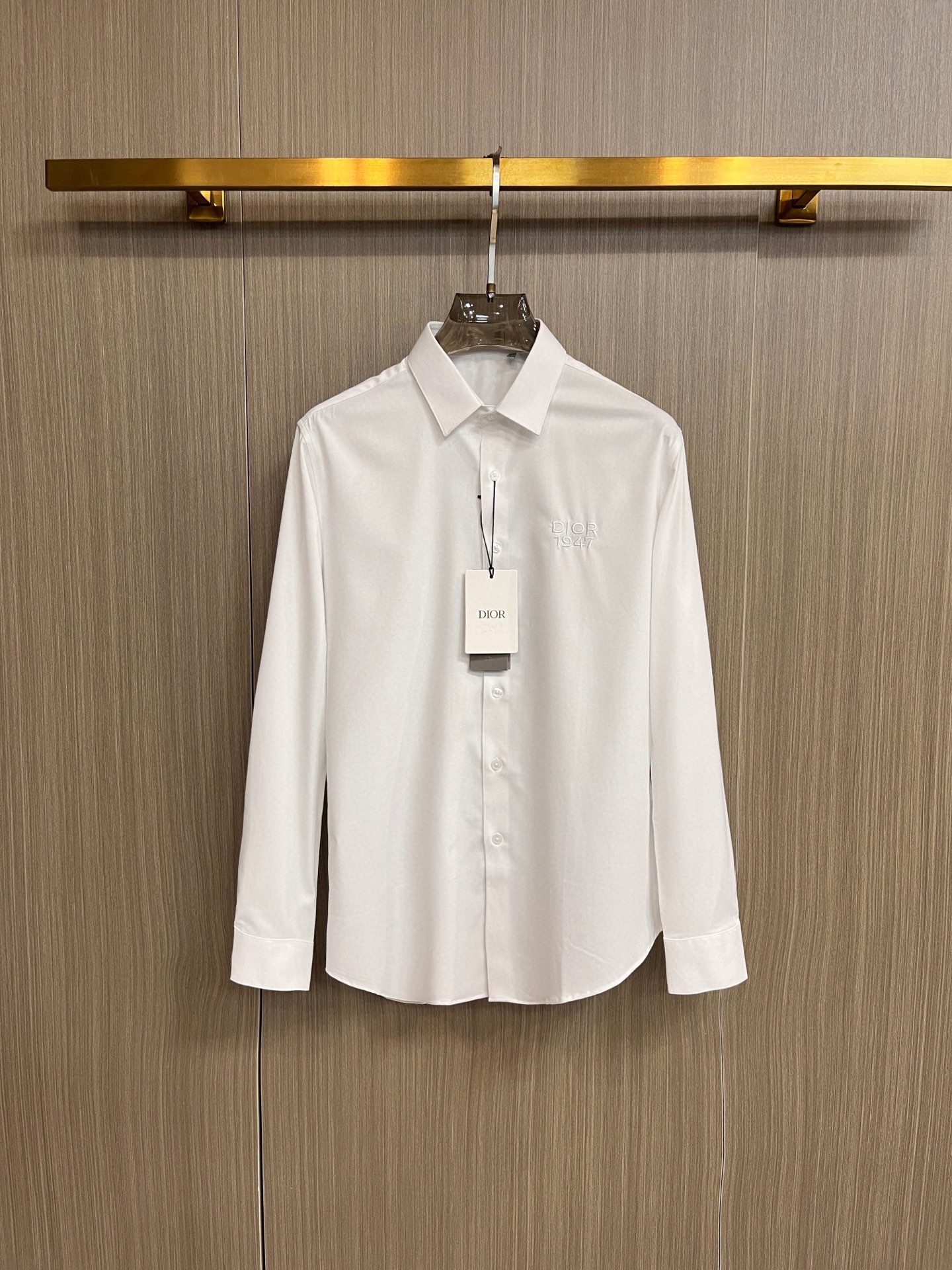 NO:122186,.【Dio】 Fashionable and simple spring shirt is famous for its simple and delicate design and high-quality details, perfect cut, and the latest British hanging dot and line technology after the label is more perfect, the materials are meticulous, suitable for any occasion, excellent feel, comfortable and breathable! It is the choice of men who focus on practicality and quality. The original quality is synchronized by the official website [strong]. The new model is available for sale immediately, and there are large products [handshake] 174 140 catties wear L maximum wear 190 catties. M-3XL.,,dior,shirts,alexander wang19860909.【 迪奥】 时尚简约 春季衬衫 简洁细腻的设计和高质细节而闻名,裁剪完美,后标最新英国吊点线技术,更加完美,用料一丝不苟,适合任何场合, 手感极佳 舒服又透气! 是注重实用和品质的男士的选择.原單品質 官網同步[强].新款上市 即转即卖 有大货[握手] 174 140斤 穿L 最大穿190斤.M-3XL.,,dior,shirts,alexander wang,Men's clothing