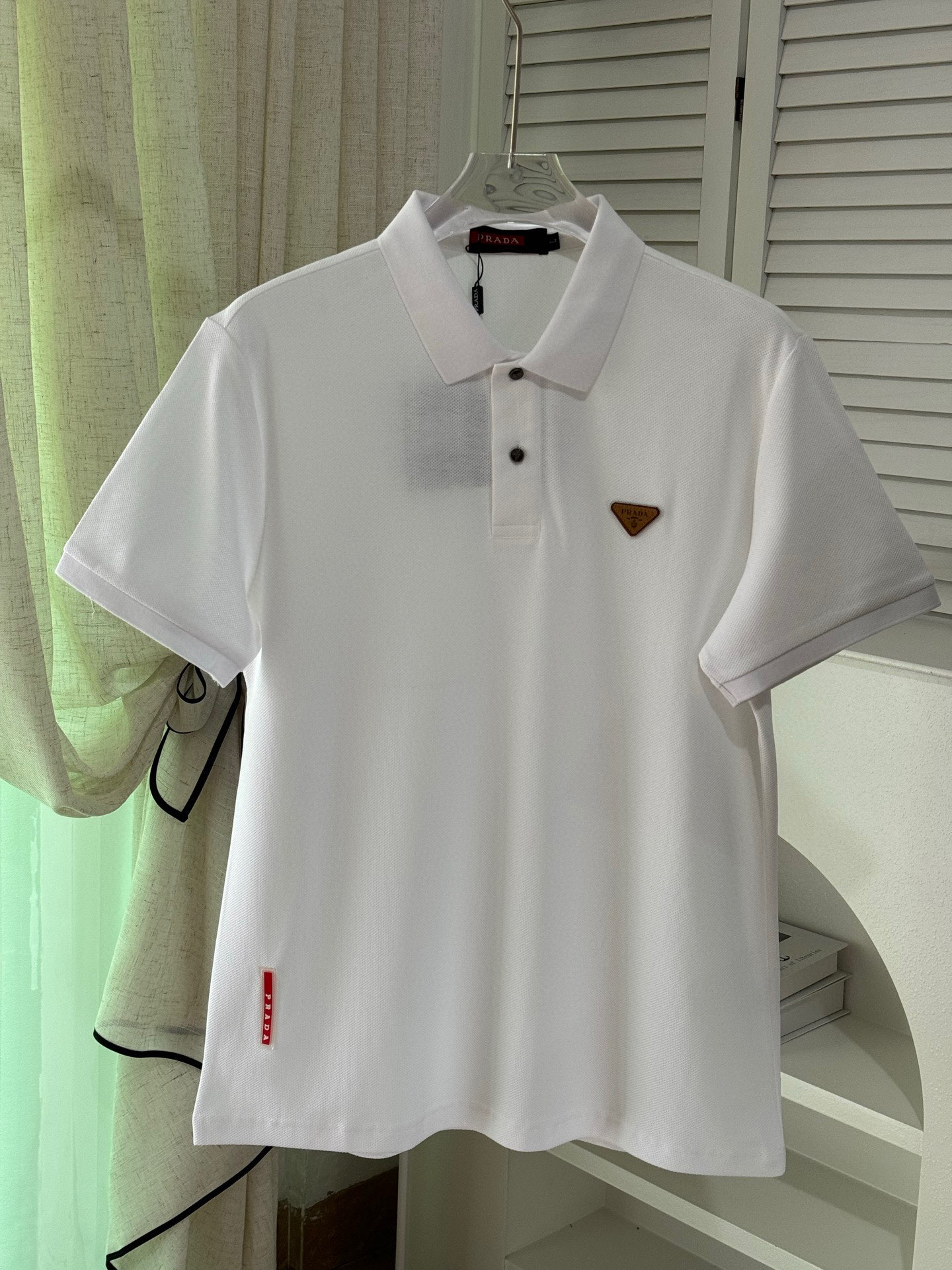 NO:122196,.【Prada】Stylish and simple short-sleeved T-shirt is famous for its simple and delicate design and high-quality details, perfectly cut, and the latest British hanging dot and line technology after the label is more perfect, the materials are meticulous, suitable for any occasion, excellent feel, comfortable and breathable! It is the choice of men who focus on practicality and quality. The original quality is synchronized by the official website [strong]. The new model is available for sale immediately, and there are large products [handshake] 174 140 catties wearing L size, and you can wear up to 190 catties! M-3XL., prada, T-shirt,tees, t-shirt,alexander wang19860909.【 普拉达】 时尚简约 短袖T恤 简洁细腻的设计和高质细节而闻名,裁剪完美,后标最新英国吊点线技术,更加完美,用料一丝不苟,适合任何场合, 手感极佳 舒服又透气! 是注重实用和品质的男士的选择.原單品質 官網同步[强].新款上市 即转即卖 有大货[握手] 174 140斤穿L码 最大可以穿190斤！M-3XL.,,prada,T-shirt,tees，t-shirt,alexander wang,Men's clothing