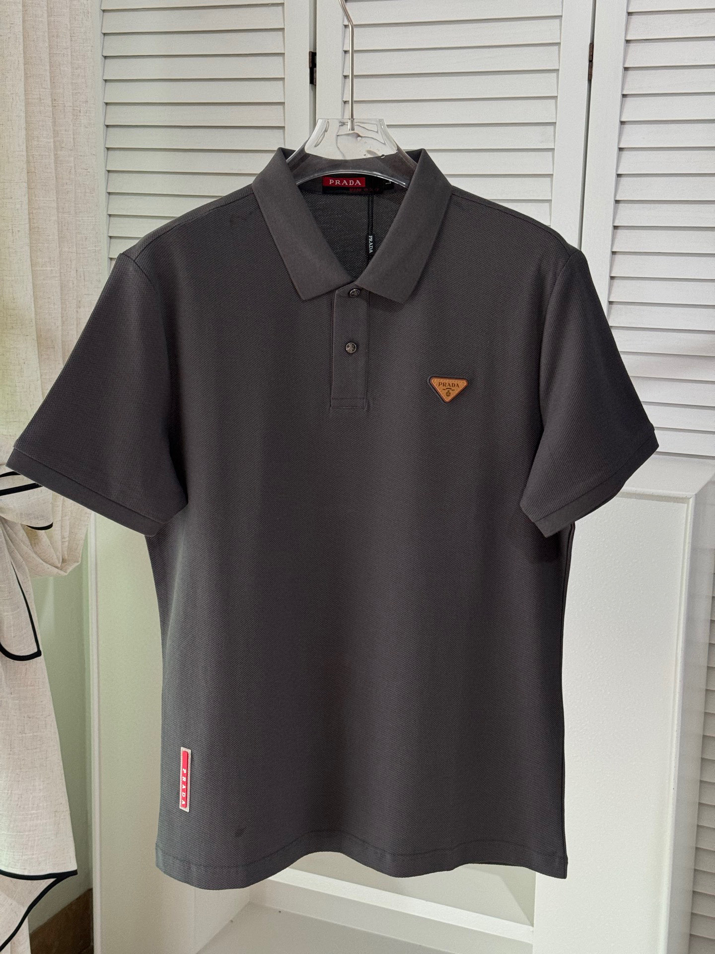 NO:133222,.【Prada】Stylish and simple short-sleeved T-shirt is famous for its simple and delicate design and high-quality details, perfectly cut, and the latest British hanging dot and line technology after the label is more perfect, the materials are meticulous, suitable for any occasion, excellent feel, comfortable and breathable! It is the choice of men who focus on practicality and quality. The original quality is synchronized by the official website [strong]. The new model is available for sale immediately, and there are large products [handshake] 174 140 catties wearing L size, and you can wear up to 200 catties! M-4XL., prada, T-shirt,tees, t-shirt,alexander wang19860909.【 普拉达】 时尚简约 短袖T恤 简洁细腻的设计和高质细节而闻名,裁剪完美,后标最新英国吊点线技术,更加完美,用料一丝不苟,适合任何场合, 手感极佳 舒服又透气! 是注重实用和品质的男士的选择.原單品質 官網同步[强].新款上市 即转即卖 有大货[握手] 174 140斤穿L码 最大可以穿200斤！M-4XL.,,prada,T-shirt,tees，t-shirt,alexander wang,Men's clothing