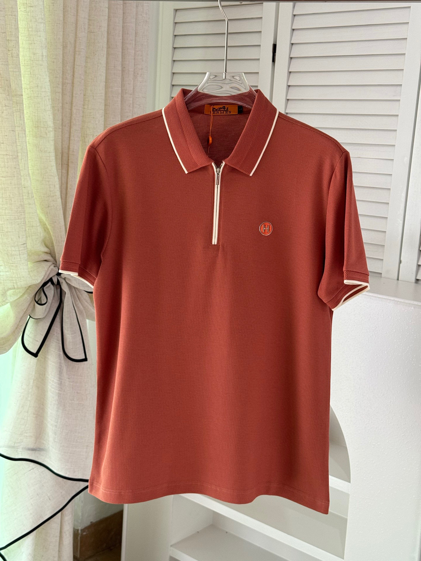 NO:122198,.【Hermes】 Fashionable and simple short-sleeved T-shirt is famous for its simple and delicate design and high-quality details, perfectly tailored, and the latest British hanging dot and thread technology after the label is more perfect, the materials are meticulous, suitable for any occasion, excellent feel, comfortable and breathable! It is the choice of men who focus on practicality and quality. The original quality is synchronized by the official website [strong]. The new model is available for sale immediately, and there are large products [handshake] 174 140 catties wearing L size, and you can wear up to 190 catties! M-3XL., hermes, T-shirt,tees, t-shirt,alexander wang19860909.【 爱马仕】 时尚简约 短袖T恤 简洁细腻的设计和高质细节而闻名,裁剪完美,后标最新英国吊点线技术,更加完美,用料一丝不苟,适合任何场合, 手感极佳 舒服又透气! 是注重实用和品质的男士的选择.原單品質 官網同步[强].新款上市 即转即卖 有大货[握手] 174 140斤穿L码 最大可以穿190斤！M-3XL.,,hermes,T-shirt,tees，t-shirt,alexander wang,Men's clothing