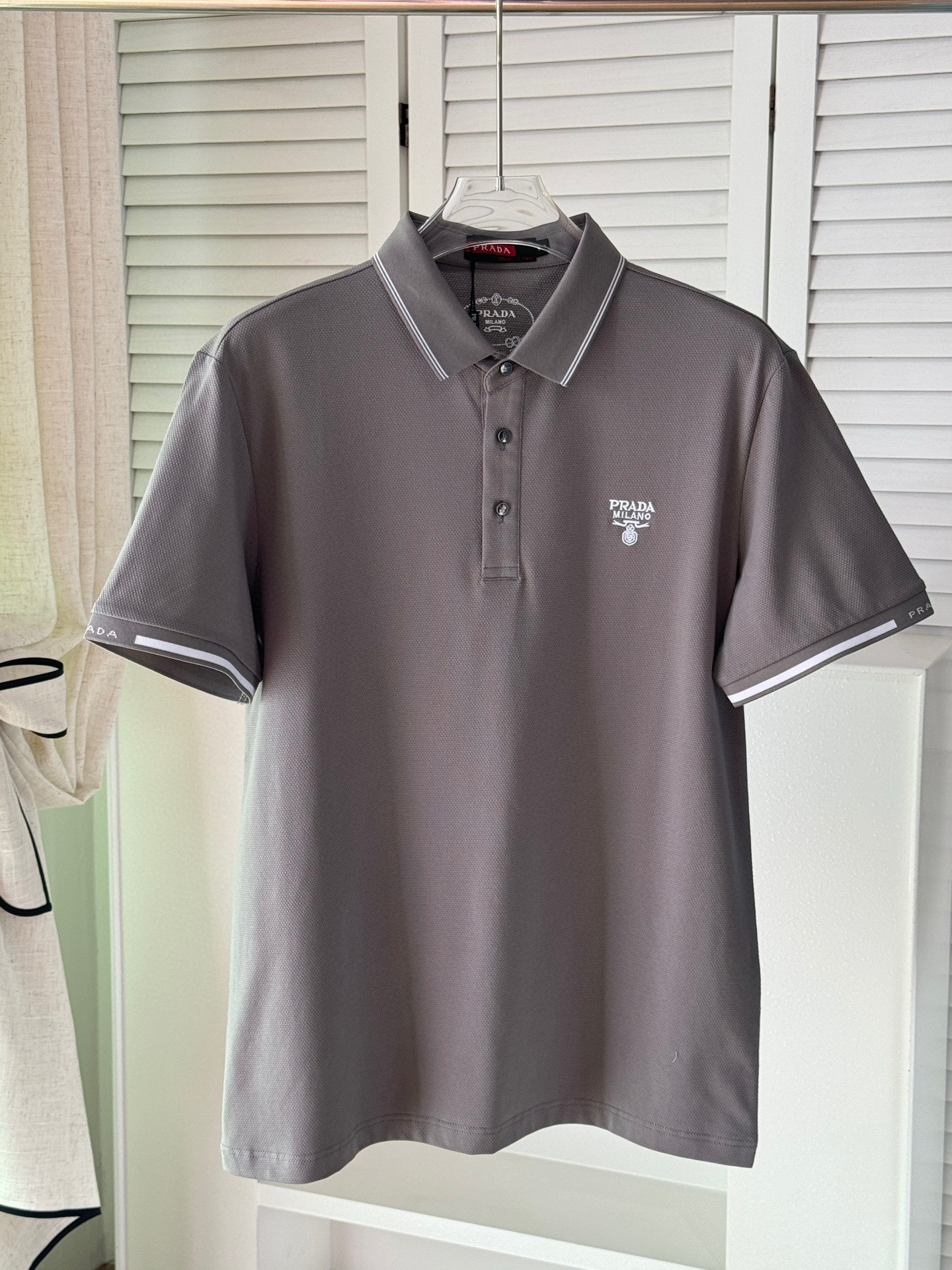 NO:133229,.【Prada】Stylish and simple short-sleeved T-shirt is famous for its simple and delicate design and high-quality details, perfectly cut, and the latest British hanging dot and line technology after the label is more perfect, the materials are meticulous, suitable for any occasion, excellent feel, comfortable and breathable! It is the choice of men who focus on practicality and quality. The original quality is synchronized by the official website [strong]. The new model is available for sale immediately, and there are large products [handshake] 174 140 catties wearing L size, and you can wear up to 200 catties! M-4XL., prada, T-shirt,tees, t-shirt,alexander wang19860909.【 普拉达】 时尚简约 短袖T恤 简洁细腻的设计和高质细节而闻名,裁剪完美,后标最新英国吊点线技术,更加完美,用料一丝不苟,适合任何场合, 手感极佳 舒服又透气! 是注重实用和品质的男士的选择.原單品質 官網同步[强].新款上市 即转即卖 有大货[握手] 174 140斤穿L码 最大可以穿200斤！M-4XL.,,prada,T-shirt,tees，t-shirt,alexander wang,Men's clothing