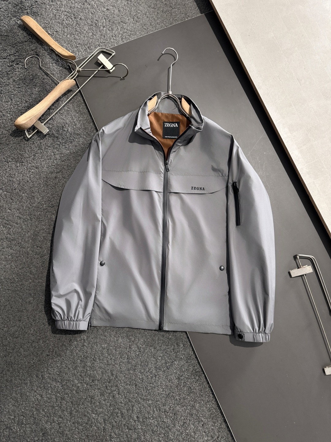 NO:122205,【Jenia】Simple spring. Jackets and windbreakers are high-level orders. High-standard customization. The upper body is very stylish. Classic and versatile. Customer-supplied hardware. Each has a unique logo. Any fashion can be matched in winter. Real top-level order. The style is also very good. Slim fit. Highly recommended. 175 140 catties. Wear about 190 catties. Wear height and weight. It is recommended to report the height and weight. M-3XL., zegna, jackets & coats, alexander wang19860909【 杰尼亚】春季简约.夹克 风衣贵族高级别要求订单 高标准定制　上身非常有型 经典百搭 客供五金 每颗都有独特logo 冬季任何时装都可以搭配　真正的顶级订单 版型上也是非常的好 修身版型 强烈推荐.175 140斤穿L 最大穿190斤左右 .建 议报身高体重配码 .M-3XL.,,zegna,jackets & coats,alexander wang,Men's clothing