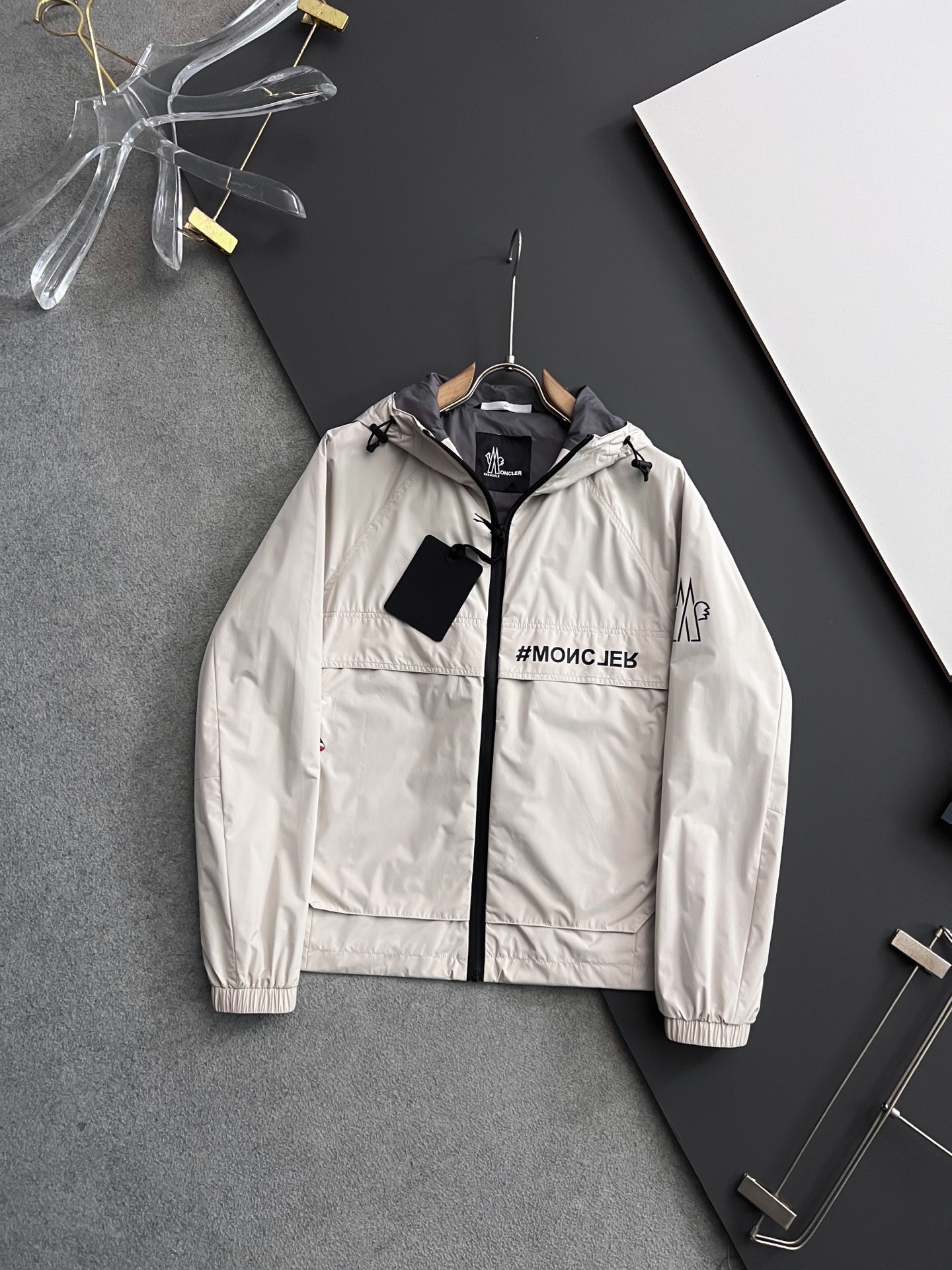 NO:122207,【彩】Simple in spring. Jackets, windbreakers, nobles, high-level orders, high-standard customization, very stylish, classic and versatile, customer-supplied hardware, each with a unique logo, any fashion can be matched in winter, a true top order, the style is also very good, slim fit, highly recommended. 175 140 catties wear L, maximum wear about 190 catties. It is recommended to report height and weight code. M-3XL.,, Moncler, jackets & coats, alexander wang19860909【 蒙口】春季简约.夹克 风衣贵族高级别要求订单 高标准定制　上身非常有型 经典百搭 客供五金 每颗都有独特logo 冬季任何时装都可以搭配　真正的顶级订单 版型上也是非常的好 修身版型 强烈推荐.175 140斤穿L 最大穿190斤左右 .建 议报身高体重配码 .M-3XL.,,Moncler,jackets & coats,alexander wang,Men's clothing