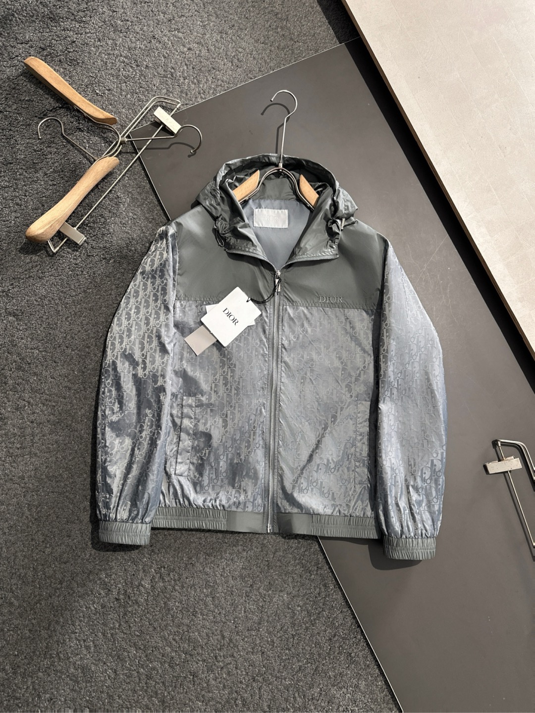 NO:122209,【Dio】Spring simple. Jackets and windbreakers are high-level requirements for orders. High standard customization. The upper body is very stylish. Classic and versatile. Customer-supplied hardware. Each has a unique logo. Any fashion can be matched in winter. Real top order. The style is also very good. Slim fit style. Highly recommended. 175 140 catties. Wear about 190 catties. Wear height and weight. Wear code. M-3XL.,,dior, jackets & coats,alexander wang19860909【 迪奥】春季简约.夹克 风衣贵族高级别要求订单 高标准定制　上身非常有型 经典百搭 客供五金 每颗都有独特logo 冬季任何时装都可以搭配　真正的顶级订单 版型上也是非常的好 修身版型 强烈推荐.175 140斤穿L 最大穿190斤左右 .建 议报身高体重配码 .M-3XL.,,dior,jackets & coats,alexander wang,Men's clothing