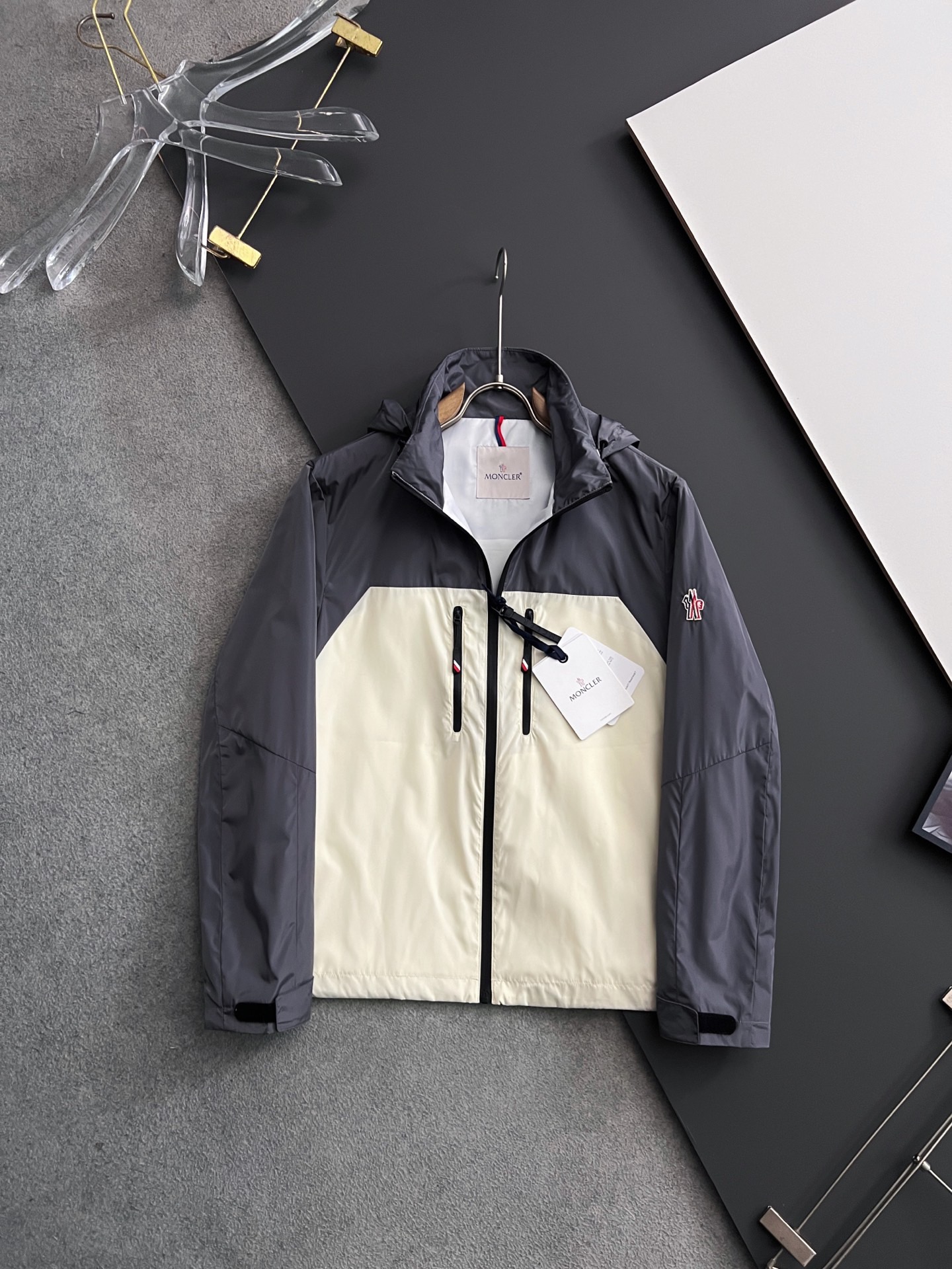 NO:122211,【彩】Simple in spring. Jackets, windbreakers, nobles, high-level orders, high-standard customization, very stylish, classic and versatile, customer-supplied hardware, each with a unique logo, any fashion can be matched in winter, a true top order, the style is also very good, slim fit, highly recommended. 175 140 catties wear L, maximum wear about 190 catties. It is recommended to report height and weight code. M-3XL.,, Moncler, jackets & coats, alexander wang19860909【 蒙口】春季简约.夹克 风衣贵族高级别要求订单 高标准定制　上身非常有型 经典百搭 客供五金 每颗都有独特logo 冬季任何时装都可以搭配　真正的顶级订单 版型上也是非常的好 修身版型 强烈推荐.175 140斤穿L 最大穿190斤左右 .建 议报身高体重配码 .M-3XL.,,Moncler,jackets & coats,alexander wang,Men's clothing