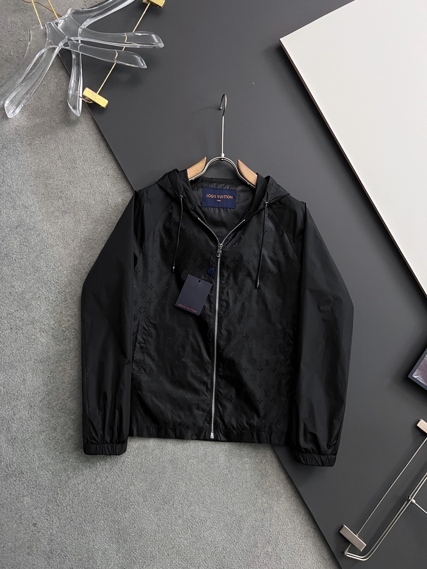 NO:122213,【LV】Spring simple. Jackets and windbreakers are high-level orders. High-standard customization. The upper body is very stylish. Classic and versatile. Customer-supplied hardware. Each has a unique logo. Any fashion can be matched in winter. Real top-level order. The style is also very good. Slim fit. Highly recommended. 175 140 catties. Wear about 190 catties. Wear height and weight. Wear code. M-3XL.,,louis vuitton, jackets & coats,alexander wang.19860909【 LV】春季简约.夹克 风衣贵族高级别要求订单 高标准定制　上身非常有型 经典百搭 客供五金 每颗都有独特logo 冬季任何时装都可以搭配　真正的顶级订单 版型上也是非常的好 修身版型 强烈推荐.175 140斤穿L 最大穿190斤左右 .建 议报身高体重配码 .M-3XL.,,louis vuitton,jackets & coats,alexander wang,Men's clothing