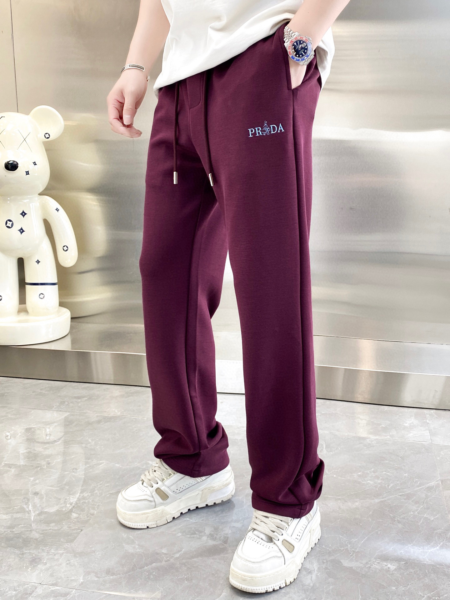 NO:135857,【Prada】Simple and fashionable. The spring casual pants are very comfortable to wear, low-key and luxurious. They are very classy when worn. There is no need to say much about the style and cutting of the pants. The upper body is exquisite and vivid. The truly first-class quality is the true palace-level casual pants, which are made of Turkish cotton, produce the most famous tannin cloth. The quality is excellent, and the pants are soft after heavy washing!  Straight-footed style, not picky, the upper body is absolutely stylish, the waist is inlaid with silver jewelry, extremely luxurious. M-4XL., prada, alexander wang19860909【 普拉达】简约时尚 春季休闲裤身穿着非常舒适 低调不失奢华 穿出去非常有档次,裤型款式和裁剪亦无需多言 上身精致跃然.真正一等一顶级质料 真正殿堂级的休闲裤,选用土耳其的棉花 生产出最有名的单宁布 品质卓然,经过重水洗使得裤子很柔软！直脚的版型 不挑人 上身绝对的有型 裤腰镶嵌银饰达人设计 极度奢华.M-4XL.,,prada,alexander wang,Men's clothing