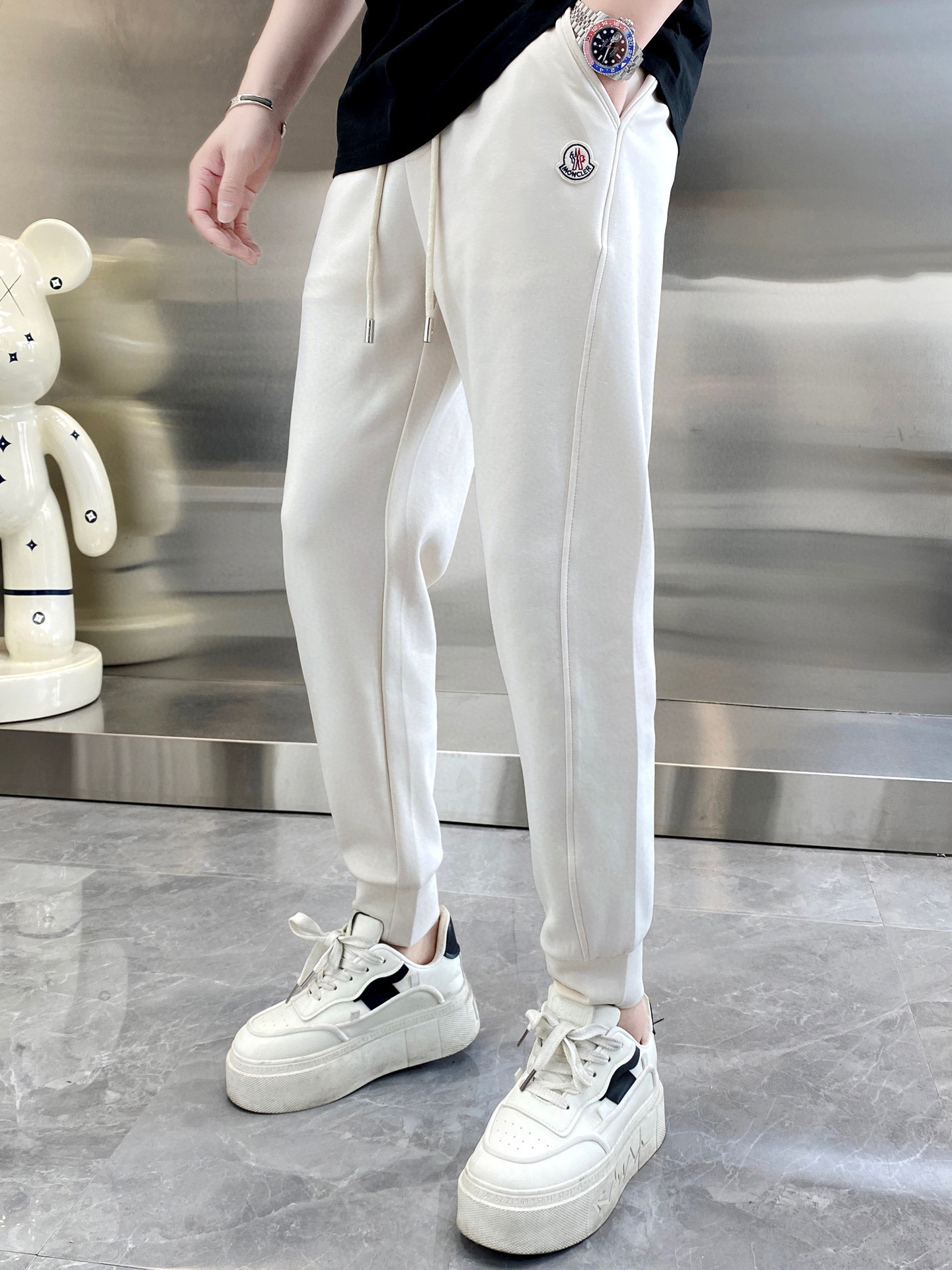 NO:122201,【彩结】Simple and fashionable. The spring casual pants are very comfortable to wear, low-key and luxurious. They are very classy when worn. There is no need to say much about the style and cutting of the pants. The upper body is exquisite and vivid. The truly first-class quality is the true palace-level casual pants, which are made of Turkish cotton, produce the most famous tannin cloth. The quality is excellent, and the pants are soft after heavy washing!  Straight-footed style, not picky, the upper body is absolutely stylish, the waist is inlaid with silver jewelry, extremely luxurious.M-4XL., Moncler, alexander wang19860909【 蒙口】简约时尚 春季休闲裤身穿着非常舒适 低调不失奢华 穿出去非常有档次,裤型款式和裁剪亦无需多言 上身精致跃然.真正一等一顶级质料 真正殿堂级的休闲裤,选用土耳其的棉花 生产出最有名的单宁布 品质卓然,经过重水洗使得裤子很柔软！直脚的版型 不挑人 上身绝对的有型 裤腰镶嵌银饰达人设计 极度奢华.M-4XL.,,Moncler,alexander wang,Men's clothing