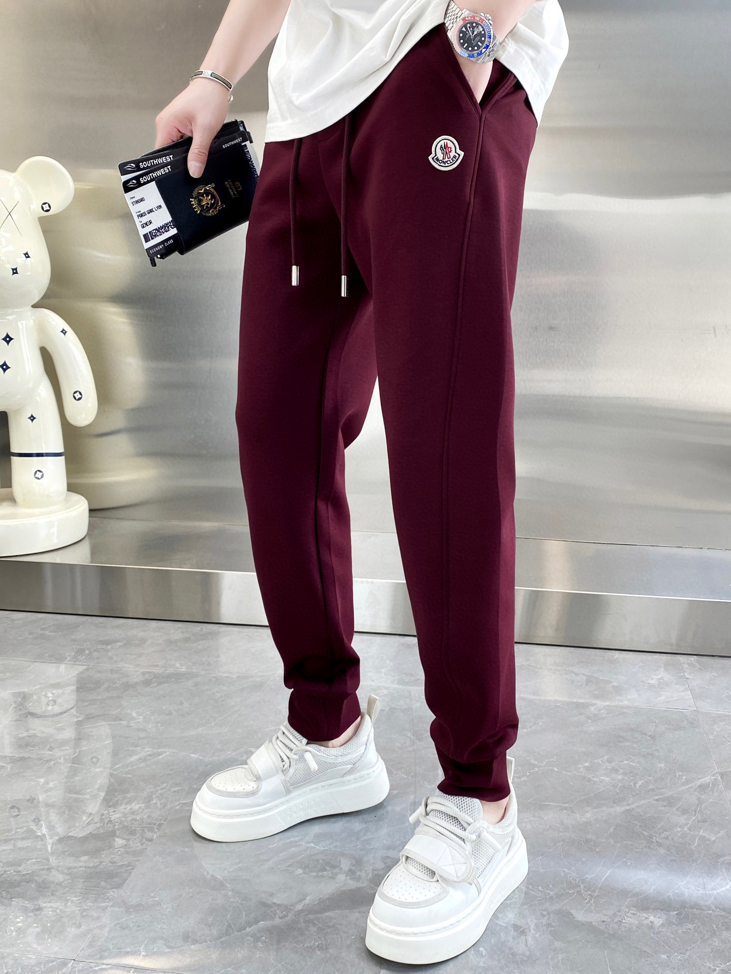 NO:135860,【彩结】Simple and fashionable. The spring casual pants are very comfortable to wear, low-key and luxurious. They are very classy when worn. There is no need to say much about the style and cutting of the pants. The upper body is exquisite and vivid. The truly first-class quality is the true palace-level casual pants, which are made of Turkish cotton, produce the most famous tannin cloth. The quality is excellent, and the pants are soft after heavy washing!  Straight-footed style, not picky, the upper body is absolutely stylish, the waist is inlaid with silver jewelry, extremely luxurious.M-4XL., Moncler, alexander wang19860909【 蒙口】简约时尚 春季休闲裤身穿着非常舒适 低调不失奢华 穿出去非常有档次,裤型款式和裁剪亦无需多言 上身精致跃然.真正一等一顶级质料 真正殿堂级的休闲裤,选用土耳其的棉花 生产出最有名的单宁布 品质卓然,经过重水洗使得裤子很柔软！直脚的版型 不挑人 上身绝对的有型 裤腰镶嵌银饰达人设计 极度奢华.M-4XL.,,Moncler,alexander wang,Men's clothing