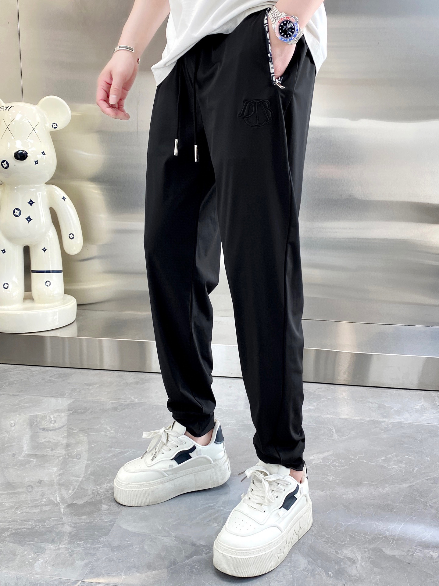 NO:135863,【Dio】Simple and fashionable. The spring casual pants are very comfortable to wear, low-key and luxurious. They are very classy when worn. There is no need to say much about the style and cutting of the pants. The upper body is exquisite and vivid. The truly first-class quality is the true palace-level casual pants, which are made of Turkish cotton, produce the most famous tannin cloth. The quality is excellent, and the pants are soft after heavy washing!  Straight-footed style, not picky, the upper body is absolutely stylish, the waist is inlaid with silver jewelry, extremely luxurious.M-4XL.,dior,alexander wang19860909【 迪奥】简约时尚 春季休闲裤身穿着非常舒适 低调不失奢华 穿出去非常有档次,裤型款式和裁剪亦无需多言 上身精致跃然.真正一等一顶级质料 真正殿堂级的休闲裤,选用土耳其的棉花 生产出最有名的单宁布 品质卓然,经过重水洗使得裤子很柔软！直脚的版型 不挑人 上身绝对的有型 裤腰镶嵌银饰达人设计 极度奢华.M-4XL.,,dior,alexander wang,Men's clothing