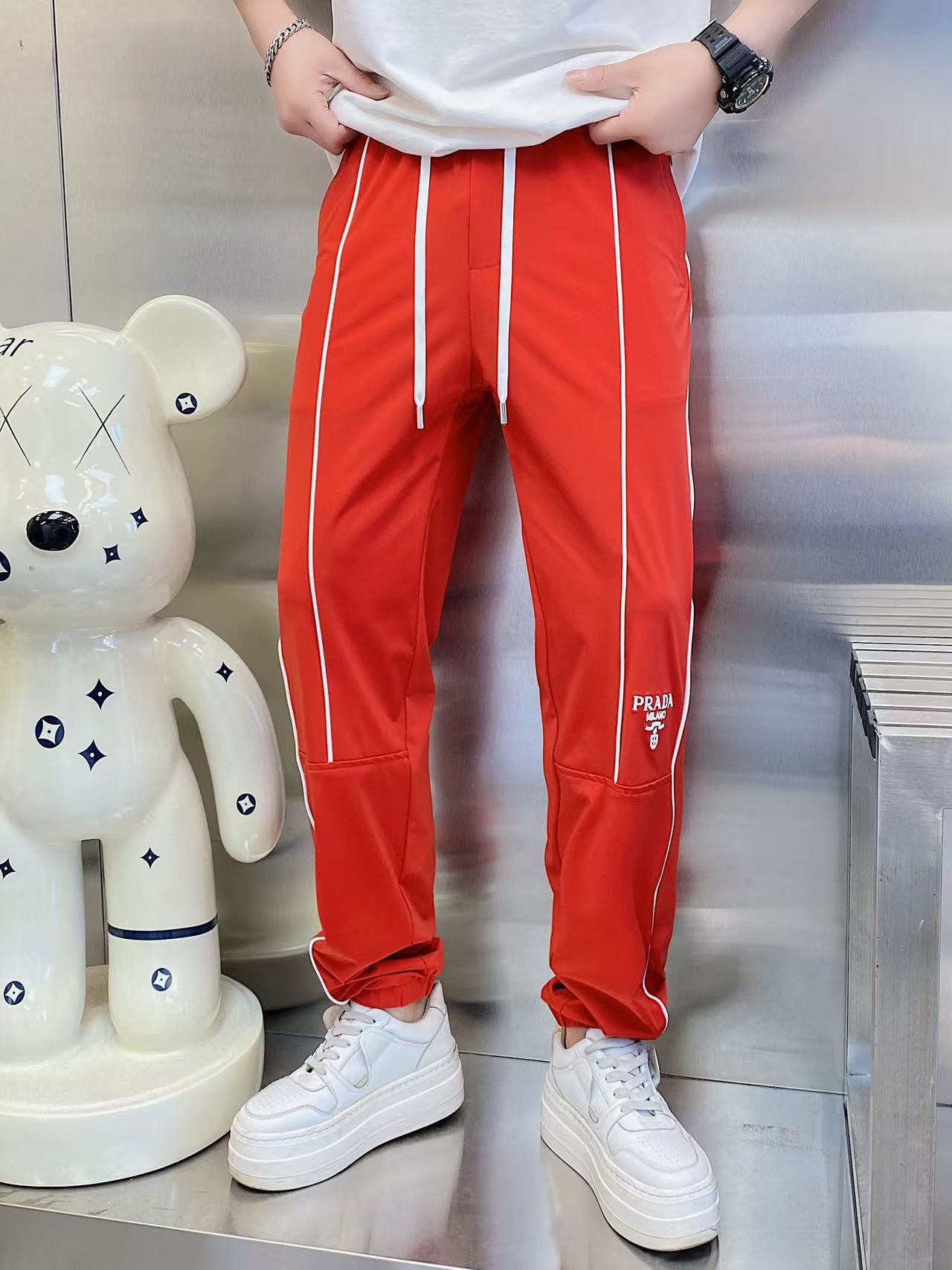 NO:122206,【Prada】Simple and fashionable. The spring casual pants are very comfortable to wear, low-key and luxurious. They are very classy when worn. There is no need to say much about the style and cutting of the pants. The upper body is exquisite and vivid. The truly first-class quality is the true palace-level casual pants, which are made of Turkish cotton, produce the most famous tannin cloth. The quality is excellent, and the pants are soft after heavy washing!  Straight-footed style, not picky, the upper body is absolutely stylish, the waist is inlaid with silver jewelry, extremely luxurious. M-4XL., prada, alexander wang19860909【 普拉达】简约时尚 春季休闲裤身穿着非常舒适 低调不失奢华 穿出去非常有档次,裤型款式和裁剪亦无需多言 上身精致跃然.真正一等一顶级质料 真正殿堂级的休闲裤,选用土耳其的棉花 生产出最有名的单宁布 品质卓然,经过重水洗使得裤子很柔软！直脚的版型 不挑人 上身绝对的有型 裤腰镶嵌银饰达人设计 极度奢华.M-4XL.,,prada,alexander wang,Men's clothing