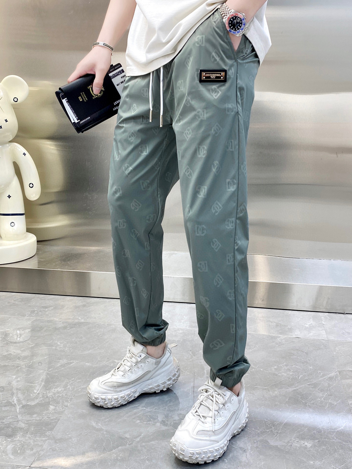 NO:135869,【DG】Simple and fashionable. The spring casual pants are very comfortable to wear, low-key and luxurious. They are very classy when worn. There is no need to say much about the style and cutting of the pants. The upper body is exquisite and vivid. The truly first-class quality is the true palace-grade casual pants, which are made of Turkish cotton, produce the most famous tannin cloth. The quality is excellent, and the pants are soft after heavy washing!  Straight-footed style, not picky, the upper body is absolutely stylish, the waist is inlaid with silver jewelry, extremely luxurious. M-4XL., Dolce & Gabbana, alexander wang19860909【 DG】简约时尚 春季休闲裤身穿着非常舒适 低调不失奢华 穿出去非常有档次,裤型款式和裁剪亦无需多言 上身精致跃然.真正一等一顶级质料 真正殿堂级的休闲裤,选用土耳其的棉花 生产出最有名的单宁布 品质卓然,经过重水洗使得裤子很柔软！直脚的版型 不挑人 上身绝对的有型 裤腰镶嵌银饰达人设计 极度奢华.M-4XL.,,Dolce&Gabbana,alexander wang,Men's clothing