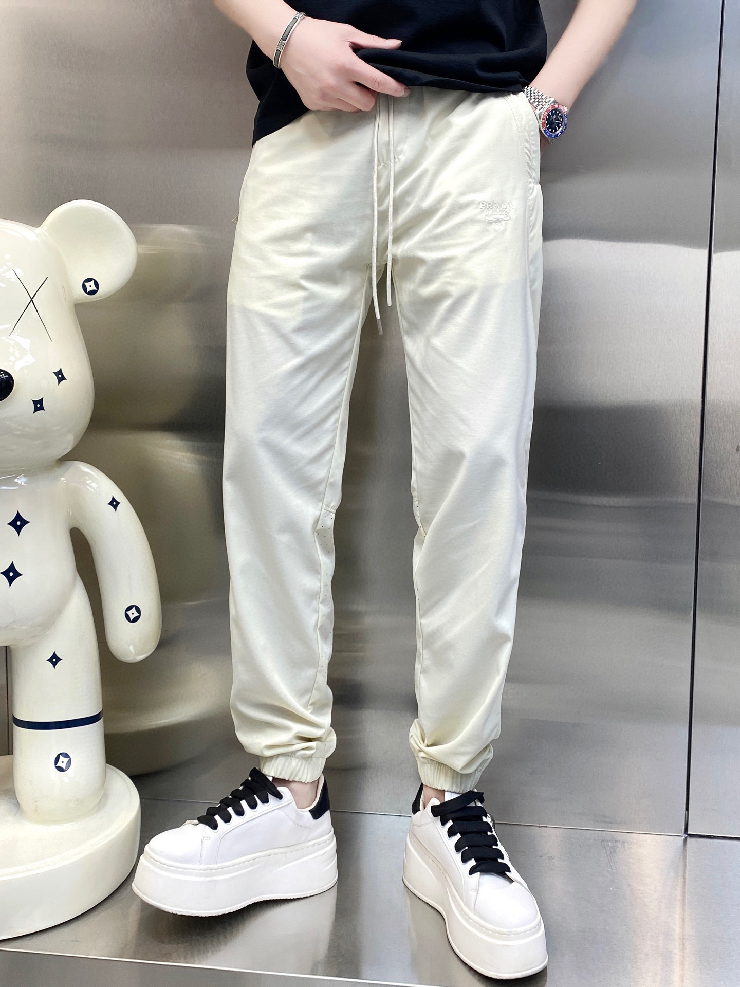 NO:135872,【Prada】Simple and fashionable. The spring casual pants are very comfortable to wear, low-key and luxurious. They are very classy when worn. There is no need to say much about the style and cutting of the pants. The upper body is exquisite and vivid. The truly first-class quality is the true palace-level casual pants, which are made of Turkish cotton, produce the most famous tannin cloth. The quality is excellent, and the pants are soft after heavy washing!  Straight-footed style, not picky, the upper body is absolutely stylish, the waist is inlaid with silver jewelry, extremely luxurious. M-4XL., prada, alexander wang19860909【 普拉达】简约时尚 春季休闲裤身穿着非常舒适 低调不失奢华 穿出去非常有档次,裤型款式和裁剪亦无需多言 上身精致跃然.真正一等一顶级质料 真正殿堂级的休闲裤,选用土耳其的棉花 生产出最有名的单宁布 品质卓然,经过重水洗使得裤子很柔软！直脚的版型 不挑人 上身绝对的有型 裤腰镶嵌银饰达人设计 极度奢华.M-4XL.,,prada,alexander wang,Men's clothing