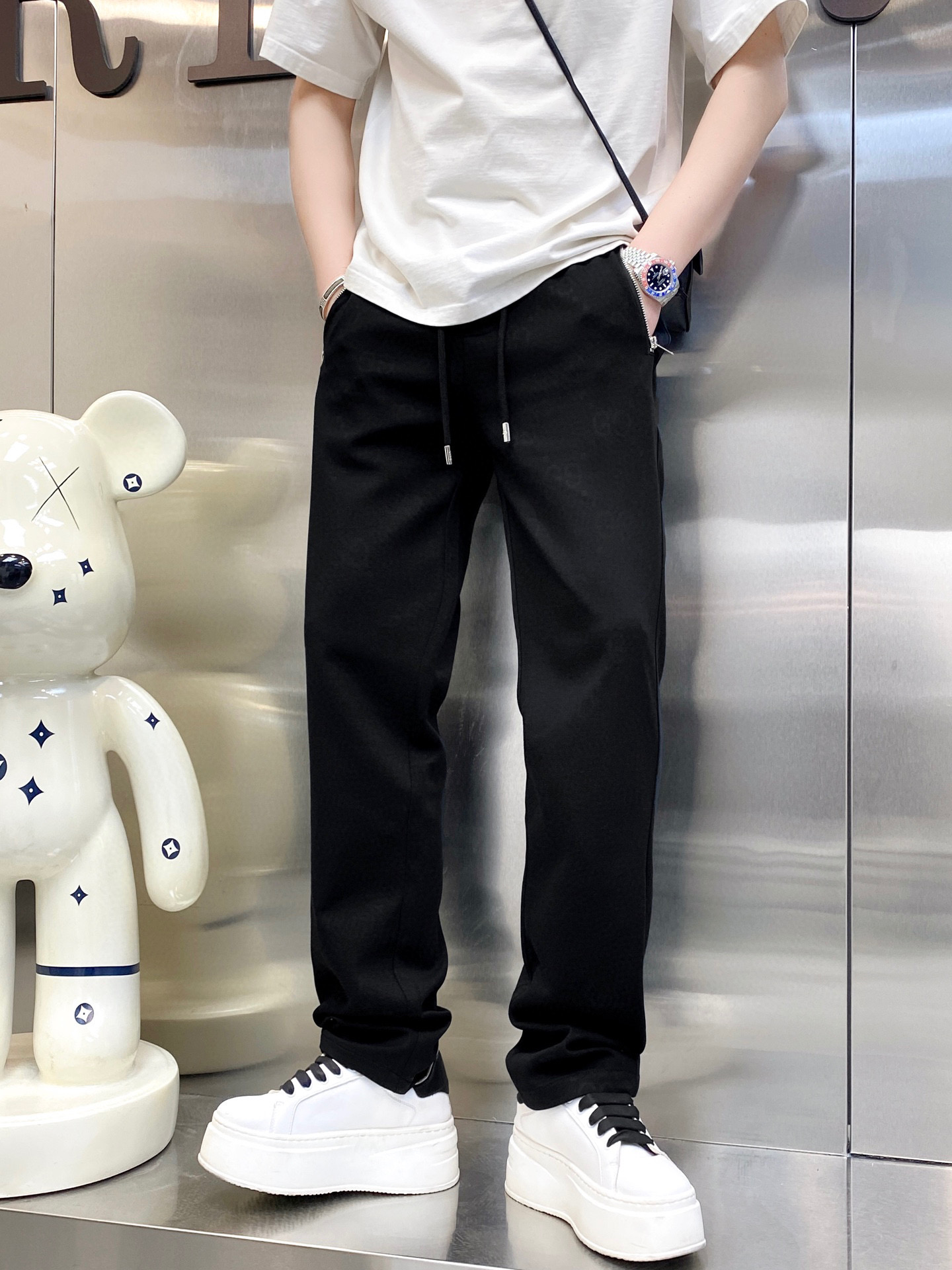 NO:124187,[Gucci] Simple and fashionable. The spring casual pants are very comfortable to wear, low-key and luxurious. They are very classy when worn. There is no need to say much about the style and cutting of the pants. The upper body is exquisite and vivid. The truly first-class quality is the true palace-level casual pants, which are made of Turkish cotton, produce the most famous tannin cloth. The quality is excellent, and the pants are soft after heavy washing!  Straight-footed style, not picky, the upper body is absolutely stylish, the waist is inlaid with silver jewelry, extremely luxurious.M-4XL., gucci,alexander wang19860909【 古驰】简约时尚 春季休闲裤身穿着非常舒适 低调不失奢华 穿出去非常有档次,裤型款式和裁剪亦无需多言 上身精致跃然.真正一等一顶级质料 真正殿堂级的休闲裤,选用土耳其的棉花 生产出最有名的单宁布 品质卓然,经过重水洗使得裤子很柔软！直脚的版型 不挑人 上身绝对的有型 裤腰镶嵌银饰达人设计 极度奢华.M-4XL.,,gucci,alexander wang,Men's clothing