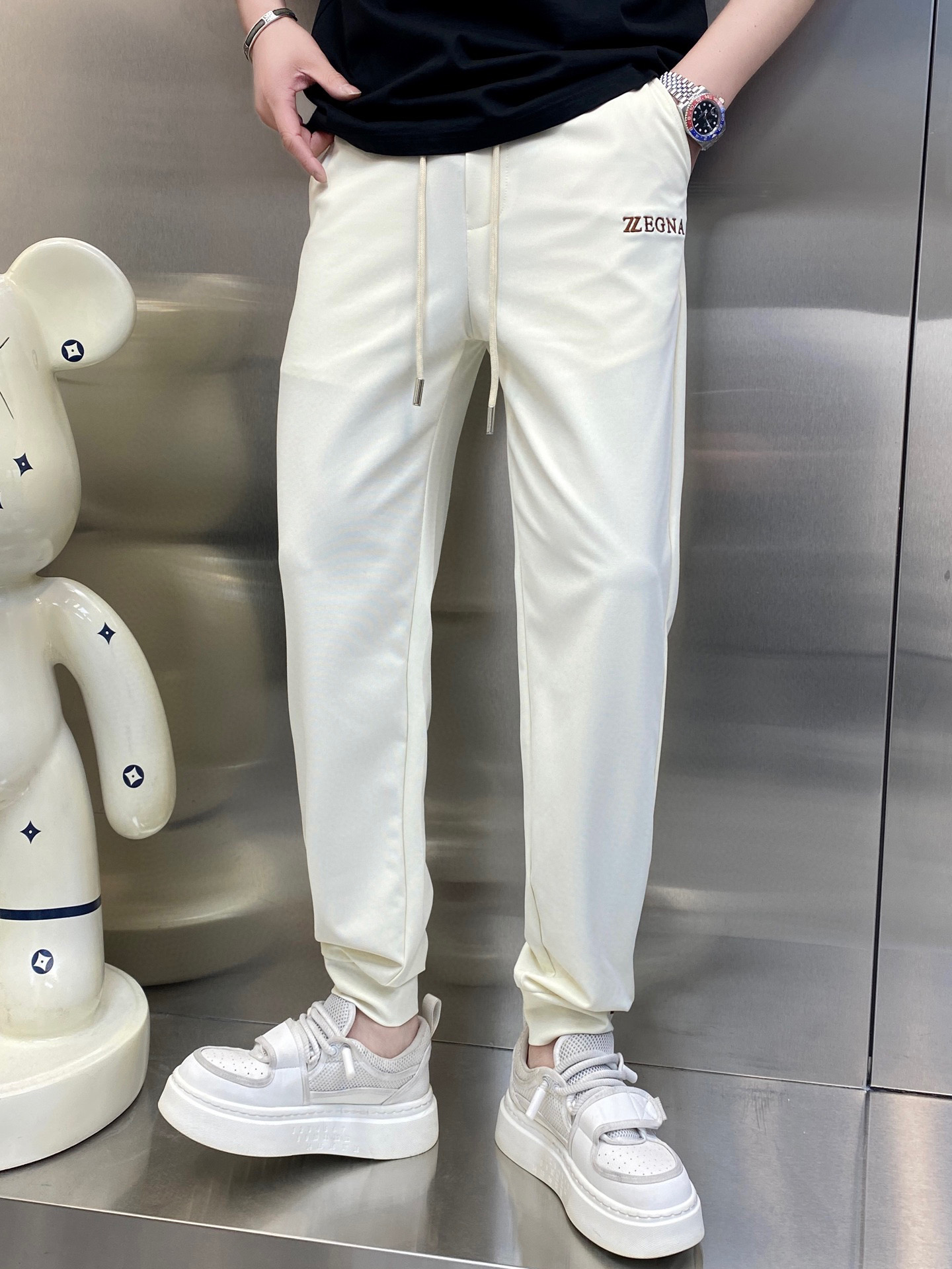 NO:124159,[Jenia] Simple and fashionable. The spring casual pants are very comfortable to wear, low-key and luxurious. They are very classy when worn. There is no need to say much about the style and cutting of the pants. The upper body is exquisite and vivid. The truly first-class quality is the true palace-level casual pants, which are made of Turkish cotton, produce the most famous tannin cloth. The quality is excellent, and the pants are soft after heavy washing!  Straight-footed style, not picky, the upper body is absolutely stylish, the waist is inlaid with silver jewelry, extremely luxurious.M-4XL., zegna,alexander wang19860909【 杰尼亚】简约时尚 春季休闲裤身穿着非常舒适 低调不失奢华 穿出去非常有档次,裤型款式和裁剪亦无需多言 上身精致跃然.真正一等一顶级质料 真正殿堂级的休闲裤,选用土耳其的棉花 生产出最有名的单宁布 品质卓然,经过重水洗使得裤子很柔软！直脚的版型 不挑人 上身绝对的有型 裤腰镶嵌银饰达人设计 极度奢华.M-4XL.,,zegna,alexander wang,Men's clothing