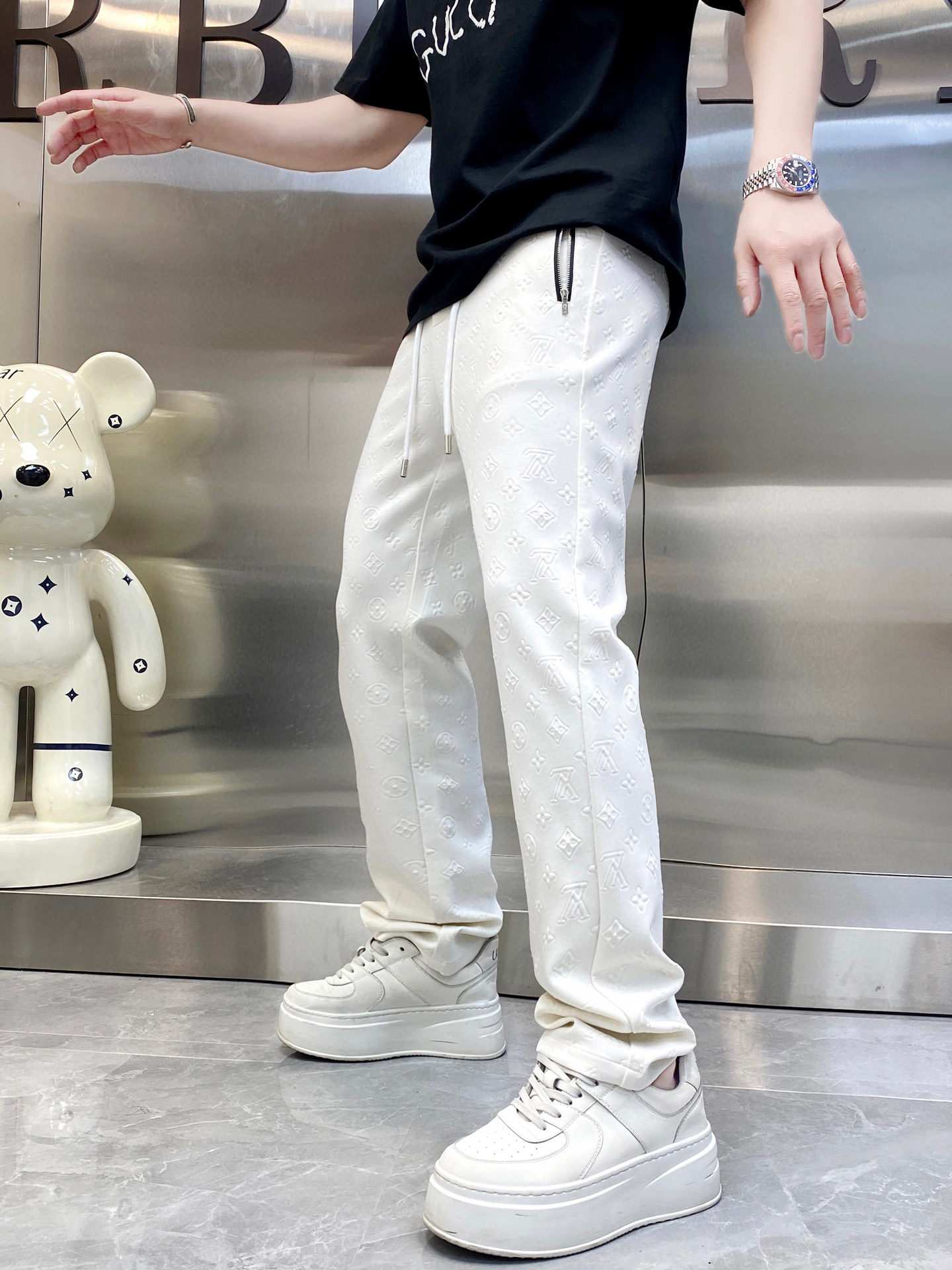 NO:124161,【LV】Simple and fashionable. The spring casual pants are very comfortable to wear, low-key and luxurious. They are very classy when worn. There is no need to say much about the style and cutting of the pants. The upper body is exquisite and vivid. The truly first-class quality is the true palace-grade casual pants, which are made of Turkish cotton, produce the most famous tannin cloth. The quality is excellent, and the pants are soft after heavy washing!  Straight-footed style, not picky, the upper body is absolutely stylish, the waist is inlaid with silver jewelry, extremely luxurious. M-4XL.,,louis vuitton,alexander wang19860909【 LV】简约时尚 春季休闲裤身穿着非常舒适 低调不失奢华 穿出去非常有档次,裤型款式和裁剪亦无需多言 上身精致跃然.真正一等一顶级质料 真正殿堂级的休闲裤,选用土耳其的棉花 生产出最有名的单宁布 品质卓然,经过重水洗使得裤子很柔软！直脚的版型 不挑人 上身绝对的有型 裤腰镶嵌银饰达人设计 极度奢华.M-4XL.,,louis vuitton,alexander wang,Men's clothing