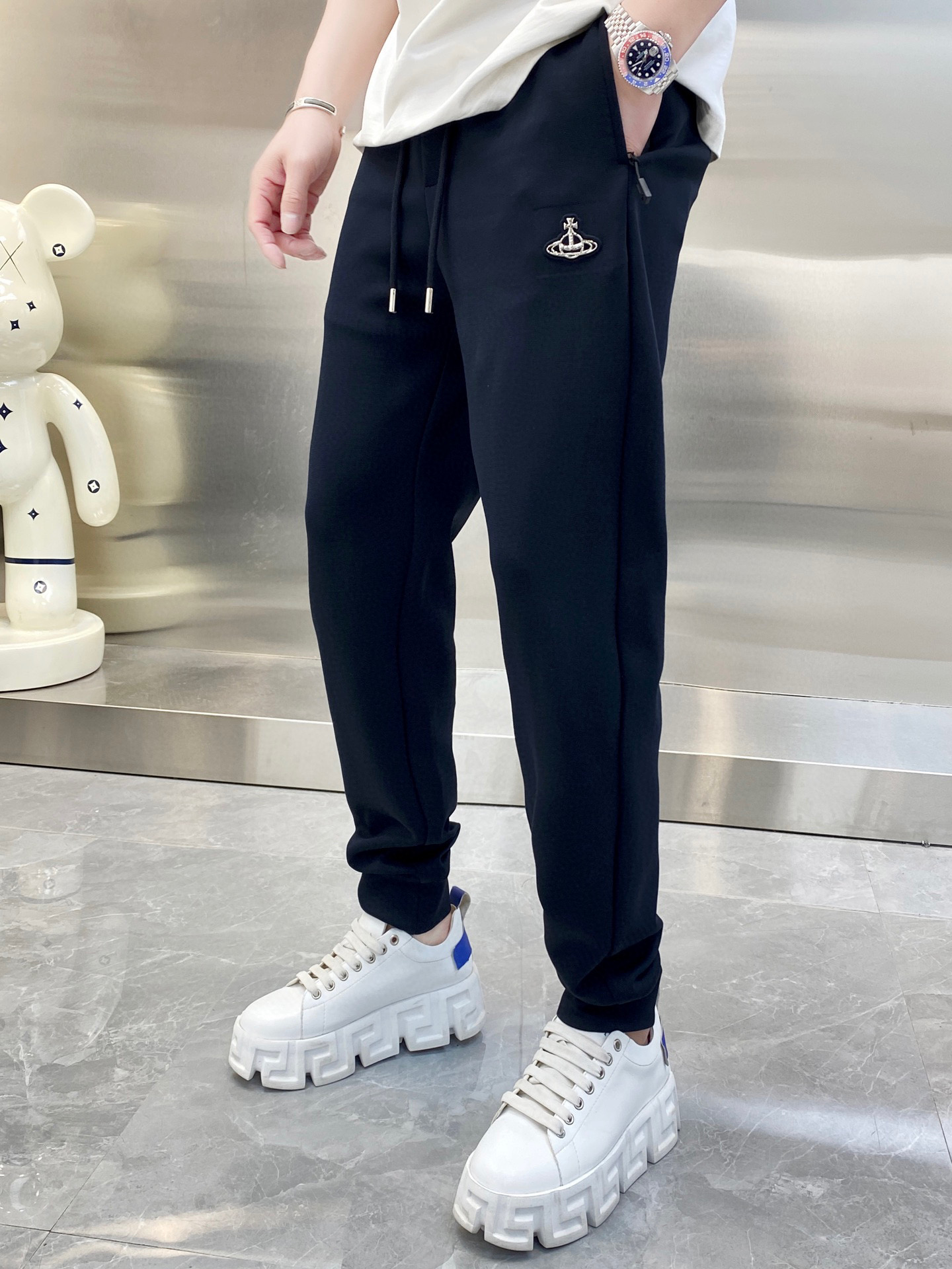 NO:124163,【Prada】Simple and fashionable. The spring casual pants are very comfortable to wear, low-key and luxurious. They are very classy when worn. There is no need to say much about the style and cutting of the pants. The upper body is exquisite and vivid. The truly first-class quality is the true palace-level casual pants, which are made of Turkish cotton, produce the most famous tannin cloth. The quality is excellent, and the pants are soft after heavy washing!  Straight-footed style, not picky, the upper body is absolutely stylish, the waist is inlaid with silver jewelry, extremely luxurious. M-4XL., prada, alexander wang19860909【 普拉达】简约时尚 春季休闲裤身穿着非常舒适 低调不失奢华 穿出去非常有档次,裤型款式和裁剪亦无需多言 上身精致跃然.真正一等一顶级质料 真正殿堂级的休闲裤,选用土耳其的棉花 生产出最有名的单宁布 品质卓然,经过重水洗使得裤子很柔软！直脚的版型 不挑人 上身绝对的有型 裤腰镶嵌银饰达人设计 极度奢华.M-4XL.,,prada,alexander wang,Men's clothing